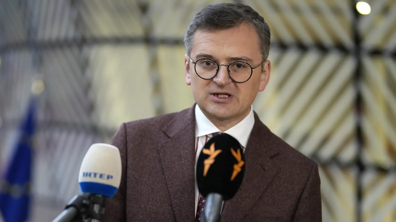 Ukrajinský minister zahraničných vecí Dmytro Kuleba odpovedá na otázky novinárov počas príchodu na rokovanie ministrov zahraničných vecí členských krajín EÚ v Bruseli v pondelok 11. decembra 2023.