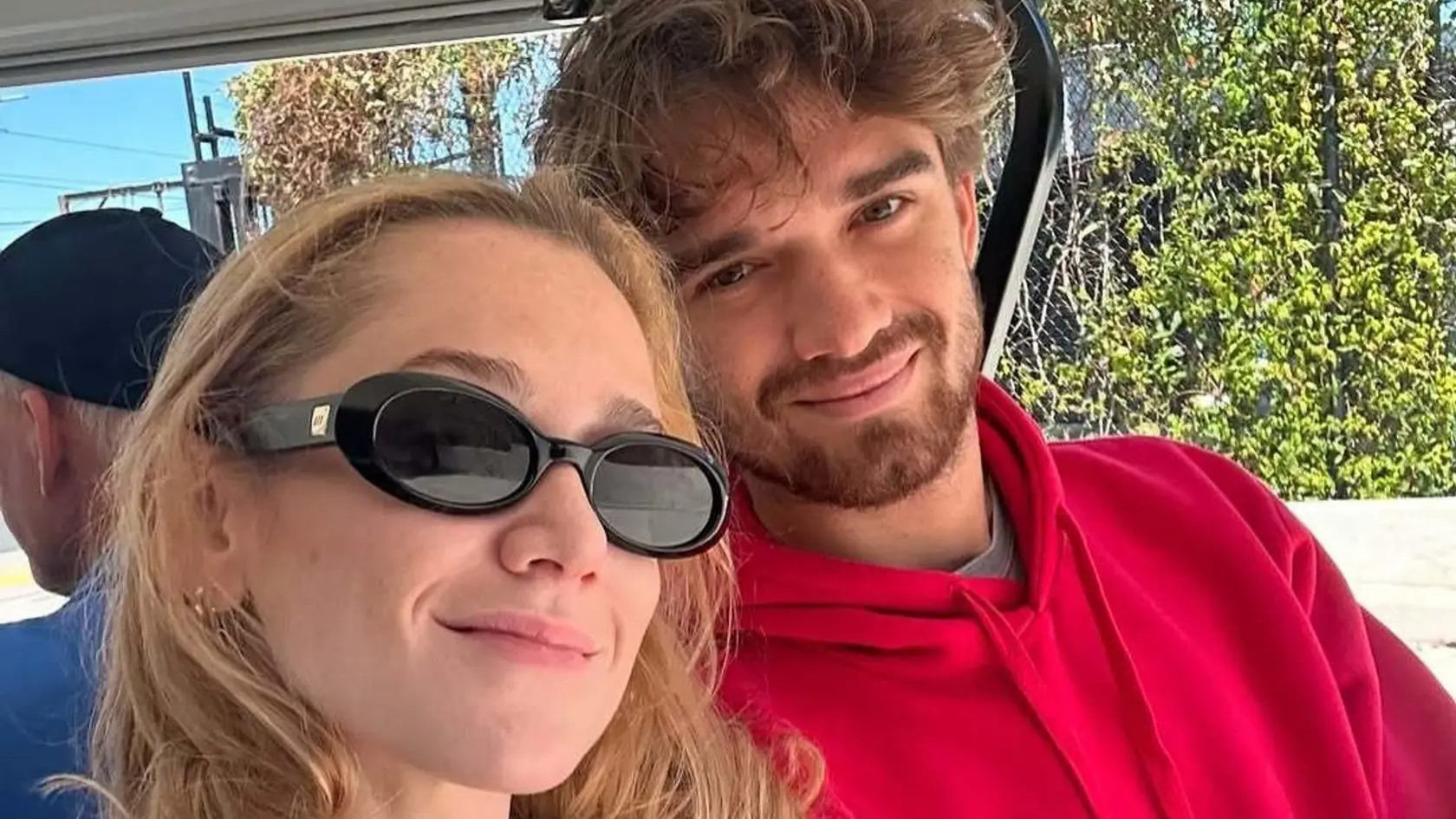 Český tenista Tomáš Macháč žiari po boku slovenskej speváčky Emmy Drobnej. 