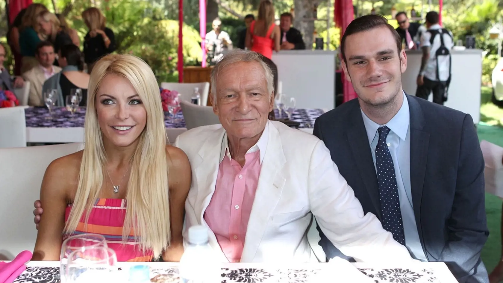 Zakladateľ Hugh Hefner so synom Cooperom, ktorý by mu mohol byť pravnukom.