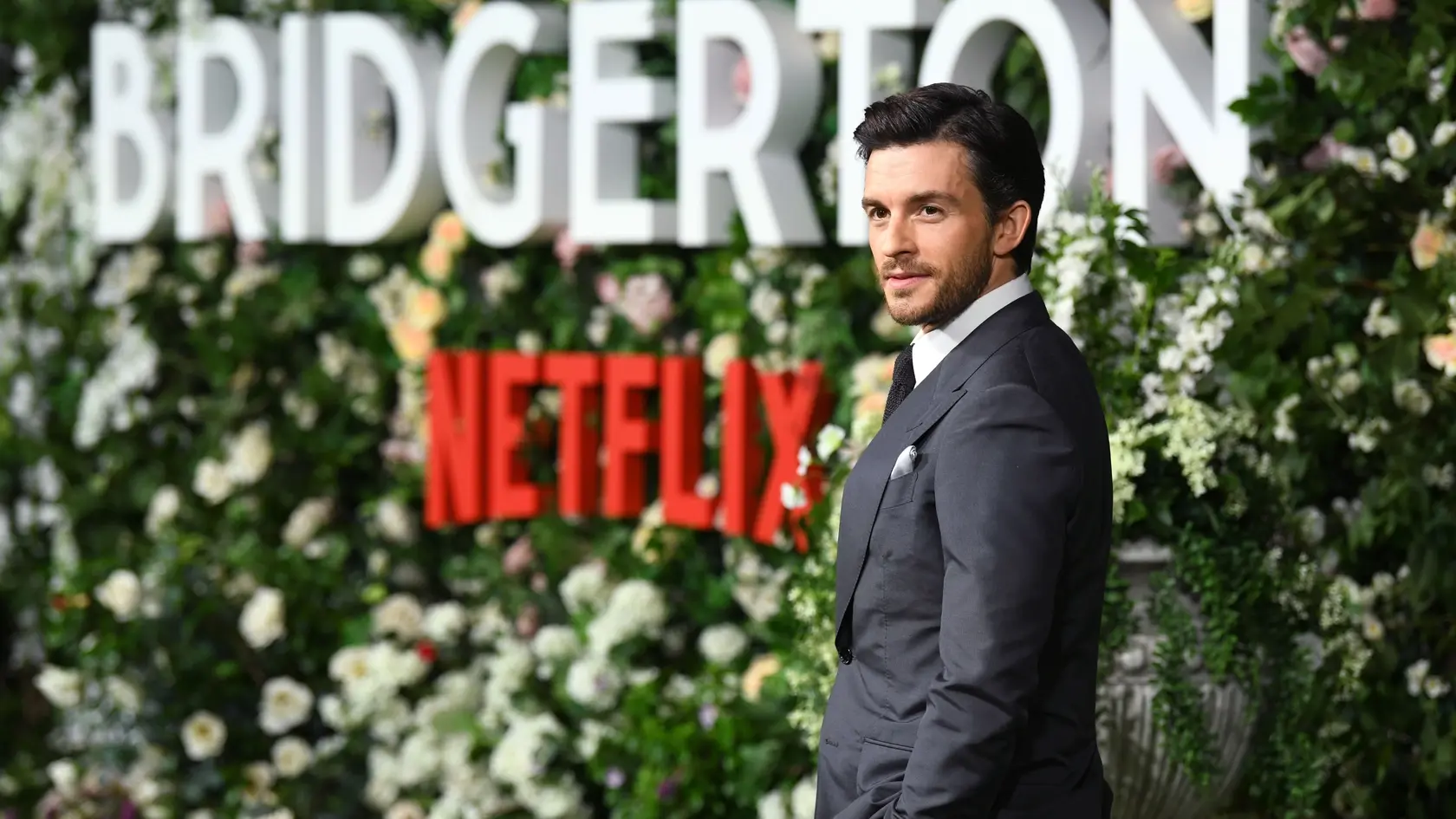 Gay, ktorého milujú milióny žien: Jonathan Bailey z Bridgertonu a jeho odvážny coming out!