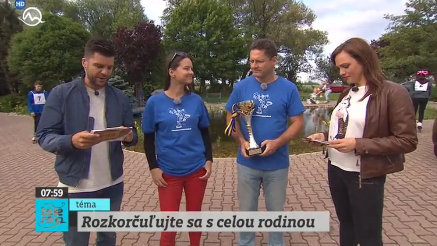 Martina Ostatníková (druhá zľava) počas návštevy Telerána, kde hovorila o korčuliarskej akcii v Senci.