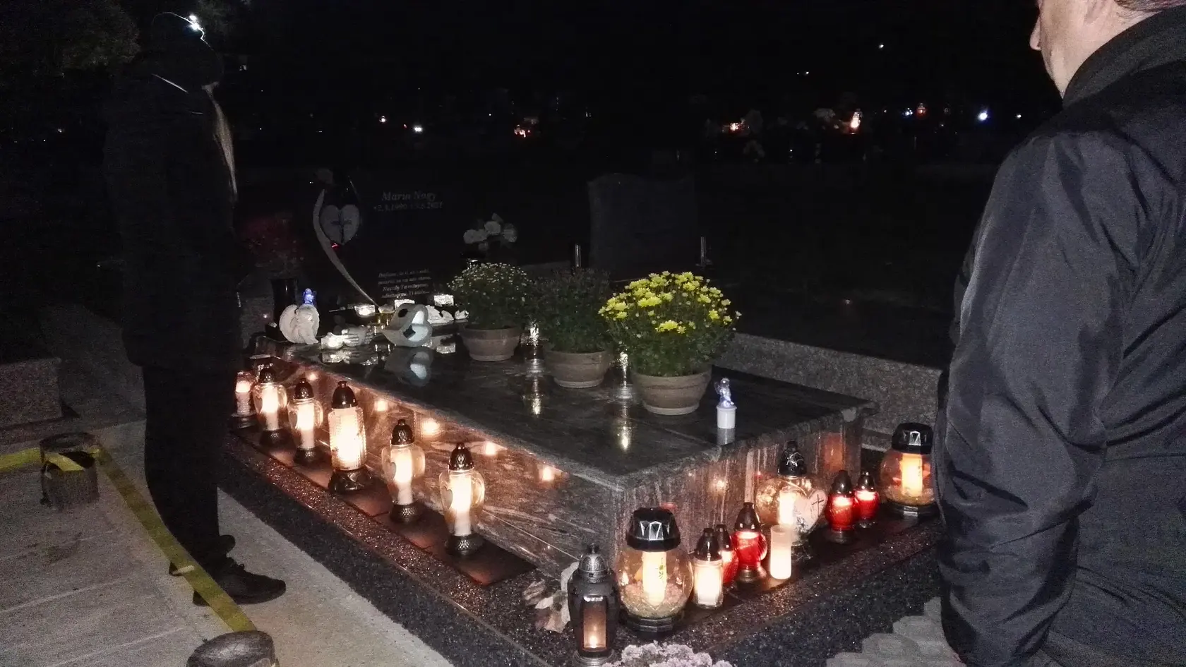 Hrob tragicky zosnulého posunovača Mária Nagya (†31) z Košíc je stále zaplavený kvetmi a kahancami s horiacimi sviečkami. Na jednom z nich je podobizeň nebohého.