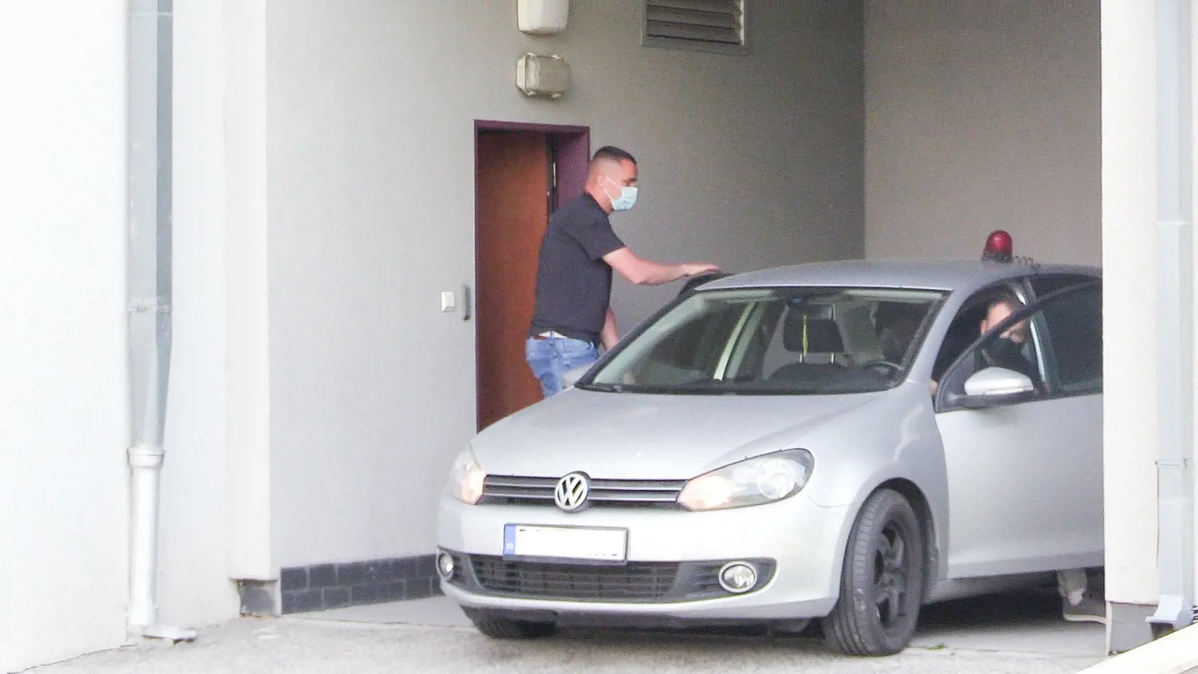 Adrián Szabó prichádza na súdne pojednávanie.