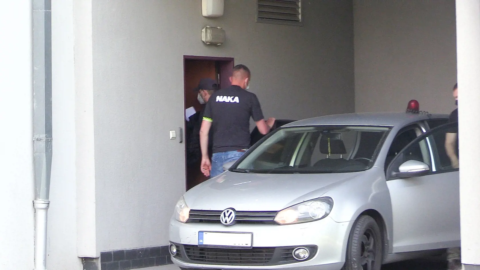 Adrián Szabó prichádza na súdne pojednávanie.