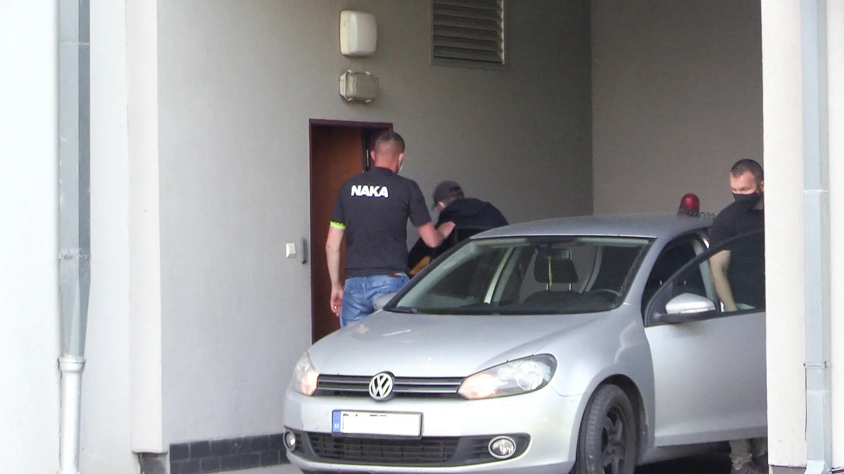 Adrián Szabó prichádza na súdne pojednávanie.
