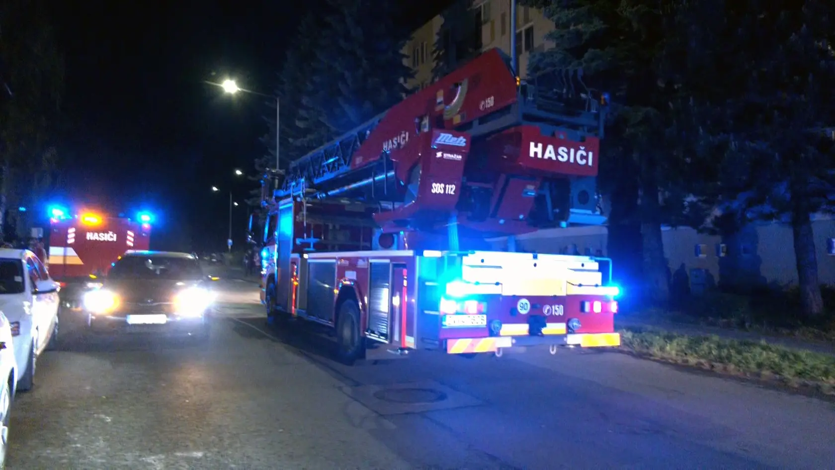 Na mieste zasahovalo 25 hasičov s jedenástimi kusmi hasičskej techniky a štyria členovia dobrovoľného hasičského zboru s jedným kusom hasičskej techniky.