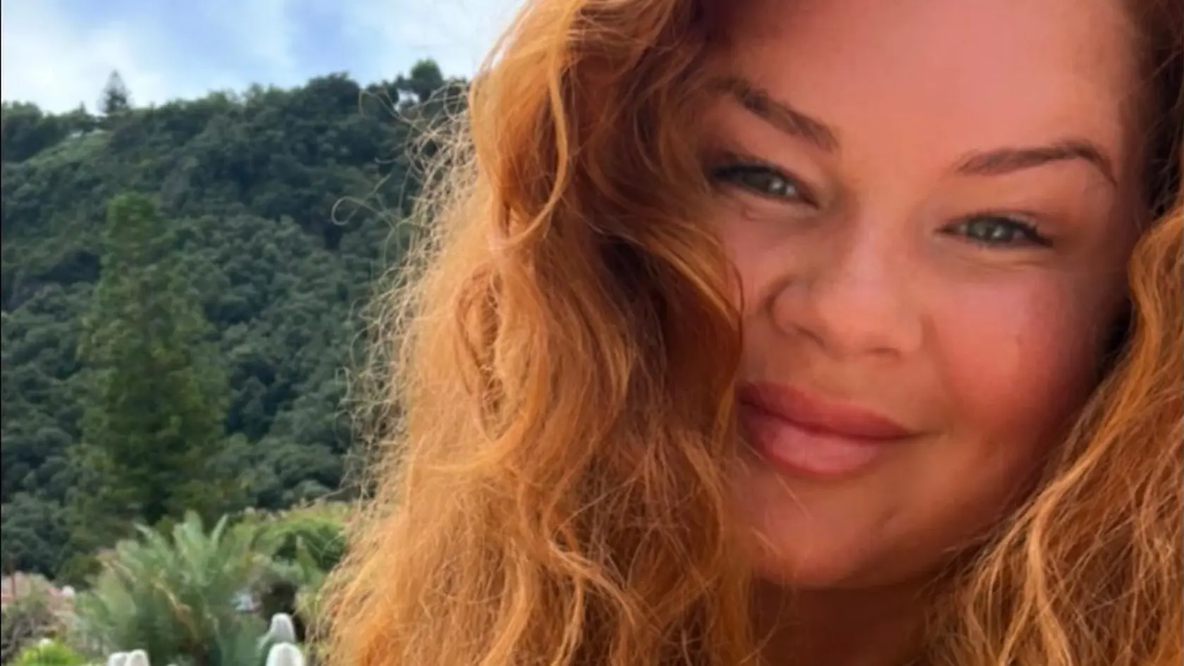 Evelyn stavila na extravagantné plavky so zlatou retiazkou.
