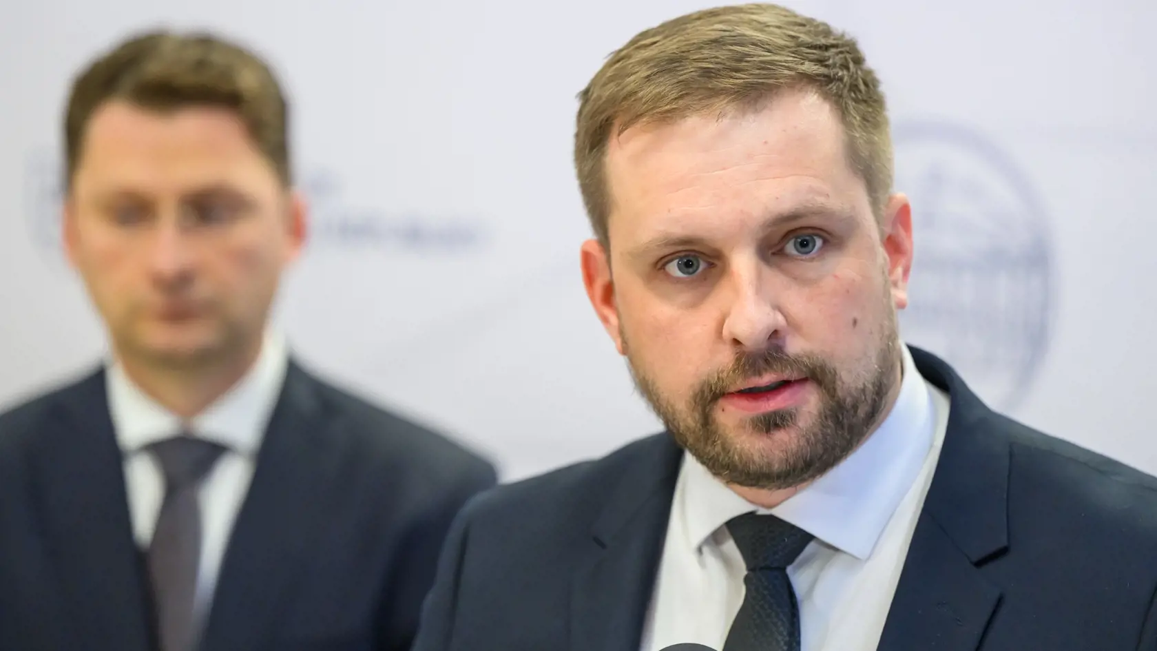 Na snímke sprava minister zdravotníctva SR Kamil Šaško (Hlas-SD) a predseda Lekárskeho odborového združenia (LOZ) Peter Visolajský po rokovaní vlády SR v Bratislave 20. decembra 2024. Vláda na svojom piatkovom rokovaní odobrila nemocničným lekárom pôvodné zvýšenie platov. Vyplýva to zo schválenej zmluvy o sociálnom zmieri v zdravotníctve, ktorú ešte musí podpísať minister zdravotníctva Kamil Šaško (Hlas-SD) a predseda Lekárskeho odborového združenia Peter Visolajský. FOTO TASR - Jaroslav Novák