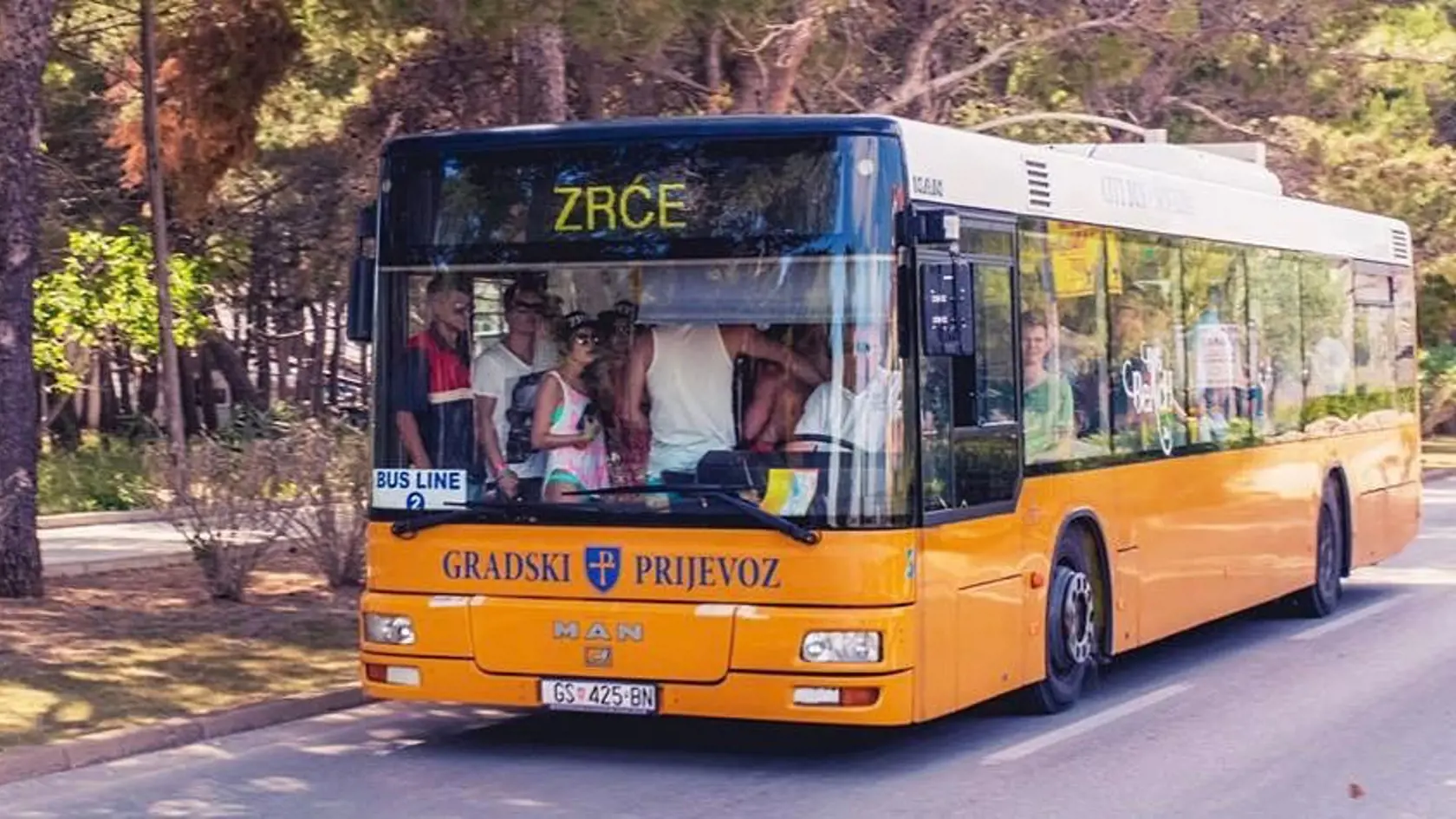 Takto na chorvátskej pláži Zrče na ostrove Pag vyzeralo v minulých rokoch. Chorvátske médiá síce hlásia prudký úbytok turistov, podľa reportáže nemeckej televízie RTL sú však tamojšie diskotékové kluby natrieskané a situácia pripomína stav pred pandémiou koronavírusu.