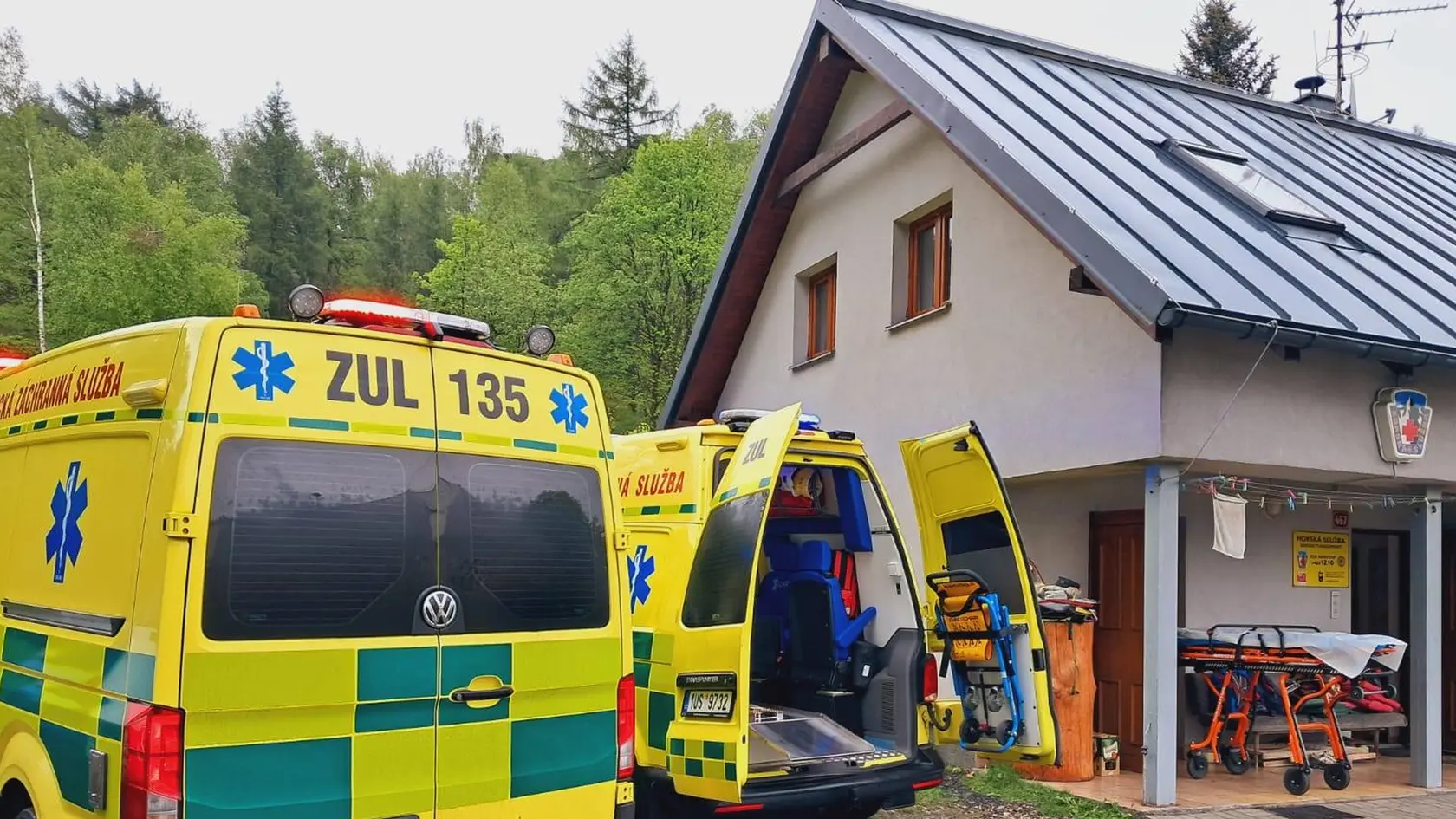 Pri zásahu turistom pomáhali aj záchranári.