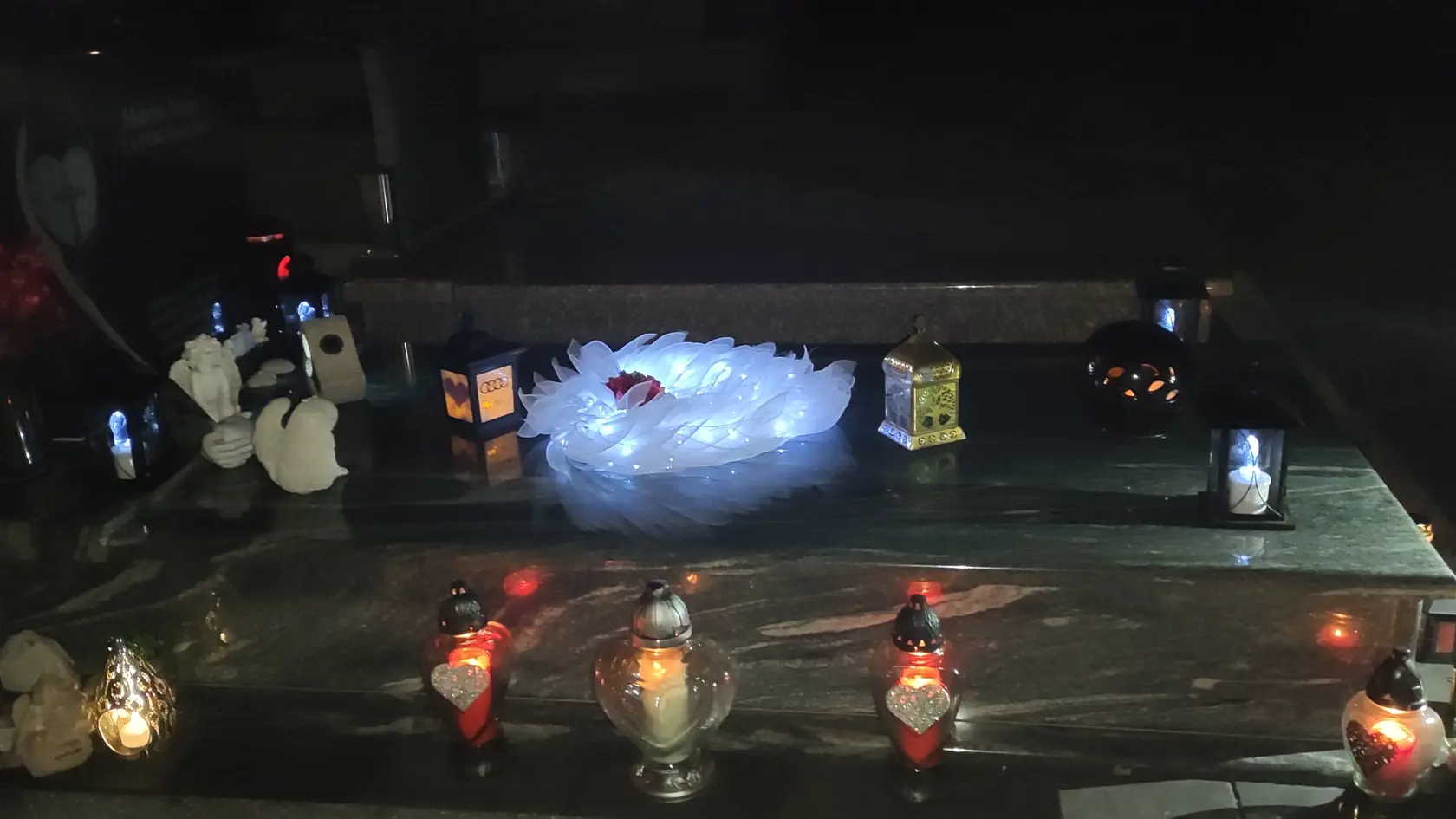 Hrob tragicky zosnulého posunovača Mária Nagya (†31) z Košíc je stále zaplavený kvetmi a kahancami s horiacimi sviečkami. Na jednom z nich je podobizeň nebohého.