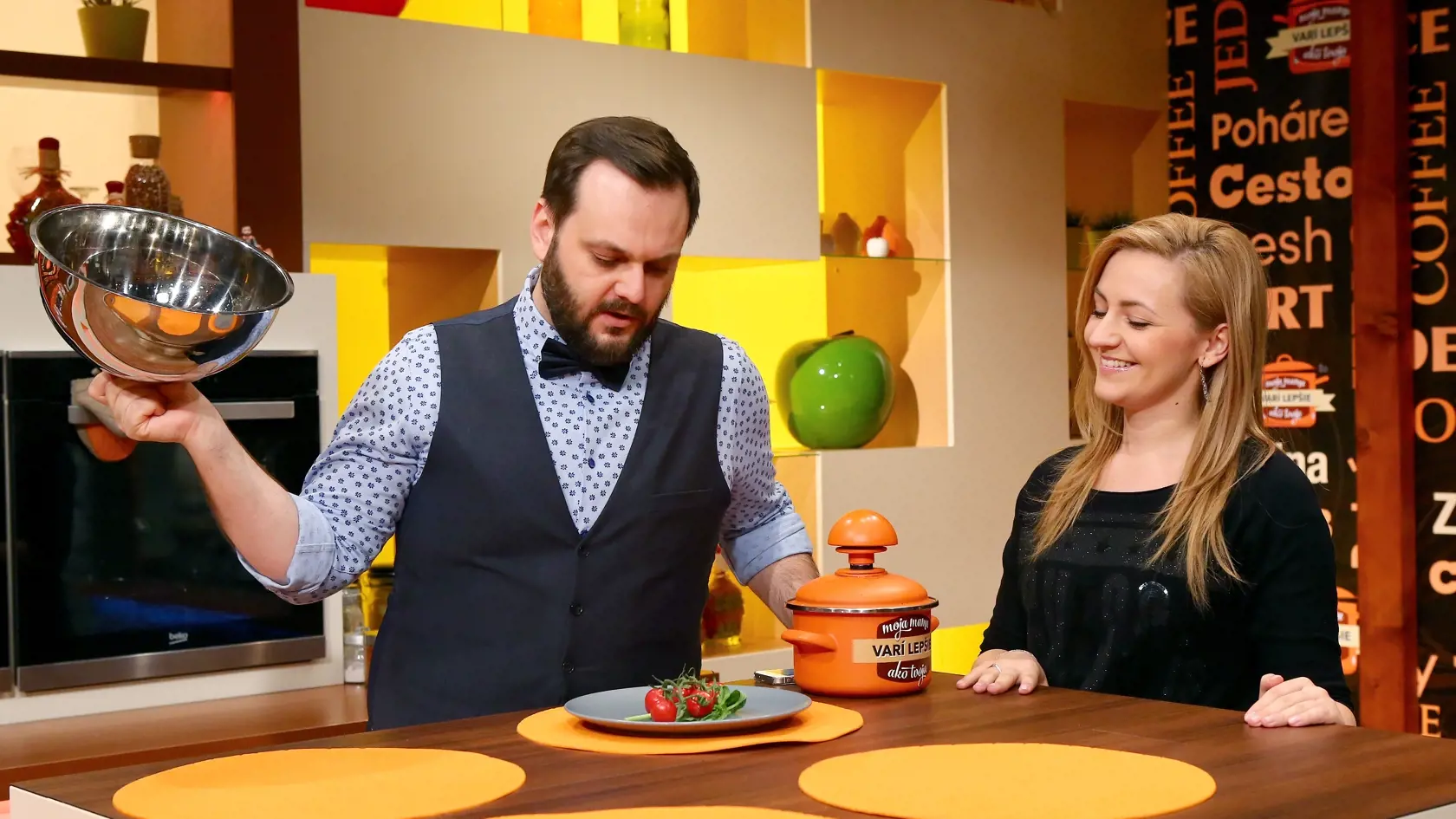 Magazín: Milan Zimnýkoval - varenie. Milan "Junior" Zimnýkoval, moderátor televíznej šou Moja mama varí lepšie ako tvoja si vyskúšal rolu súťažiaceho a pre TV magazín denníka Plus JEDEN DEŇ pripravil svoje obľúbené cestoviny.