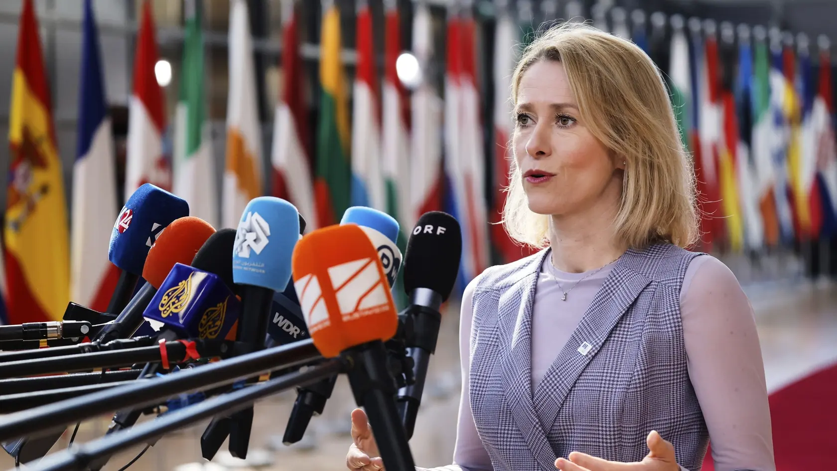 Šéfka európskej diplomacie Kaja Kallasová odpovedá na otázky novinárov počas príchodu na summit EÚ v Bruseli vo štvrtok 20. marca 2025.
