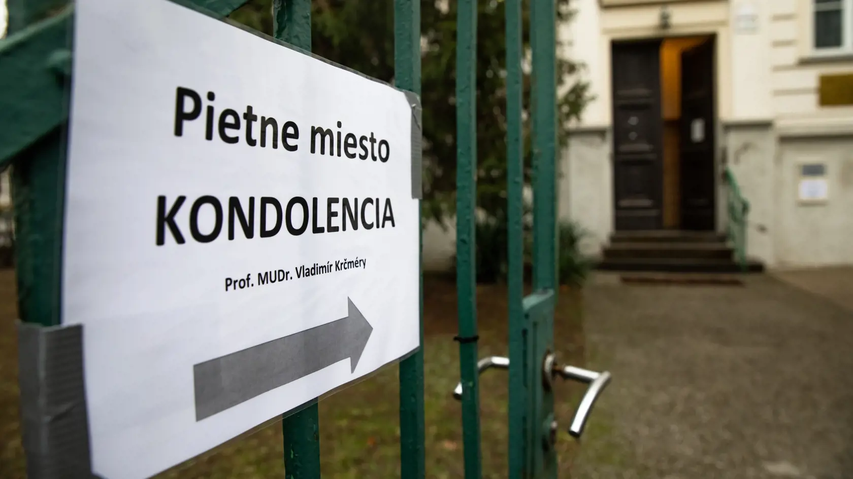 Na Vysokej škole zdravotníctva a sociálnej práce sv.Alžbety, bola vystavená kondolenčná kniha kde sa mohli ľudia rozlúčiť s profesorom V.Rečmérym.