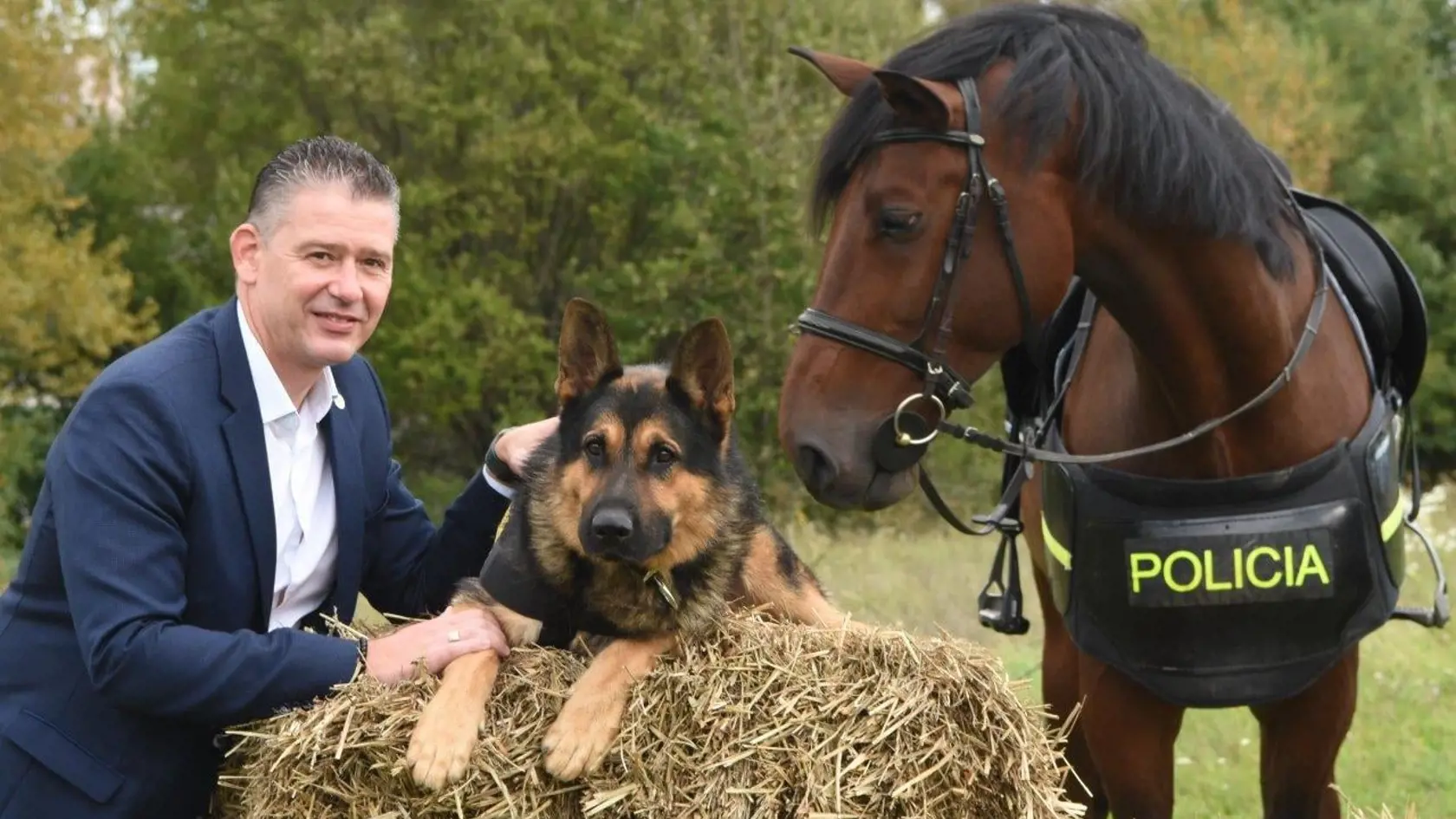 Minister Roman Mikulec pózoval so služobnými zvieratami, ktoré budú hrdinami policajného kalendára.