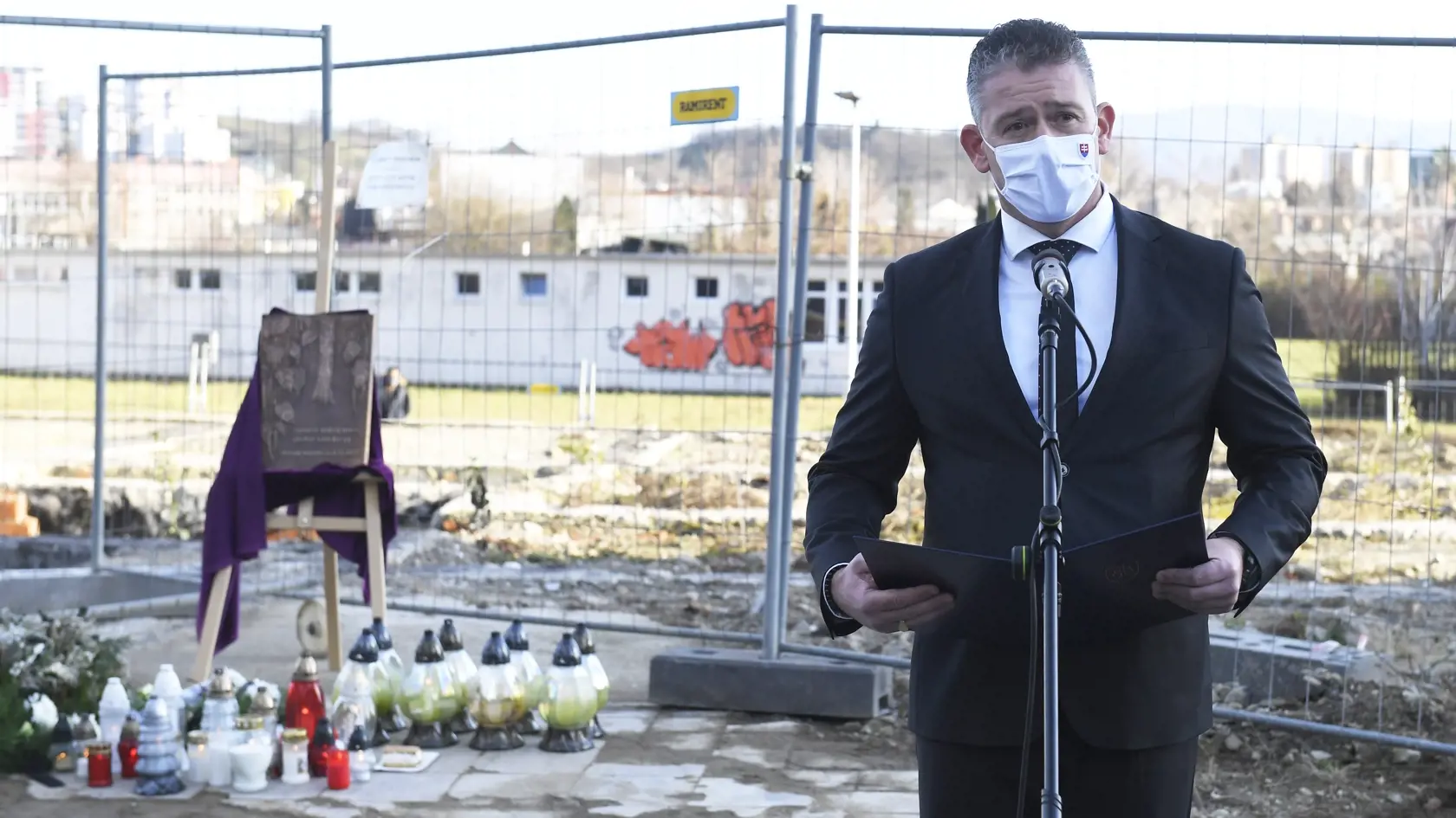 Pietna spomienka na obete výbuchu na Mukačevskej ulici 7 v Prešove 6. decembra 2020, ktorá sa uskutočnila pri príležitosti 1. výročia tragédie. Na snímke minister vnútra SR Roman Mikulec počas príhovoru pri pamätnej tabuli obetiam z Mukačevskej ulice. FOTO TASR – František Iván