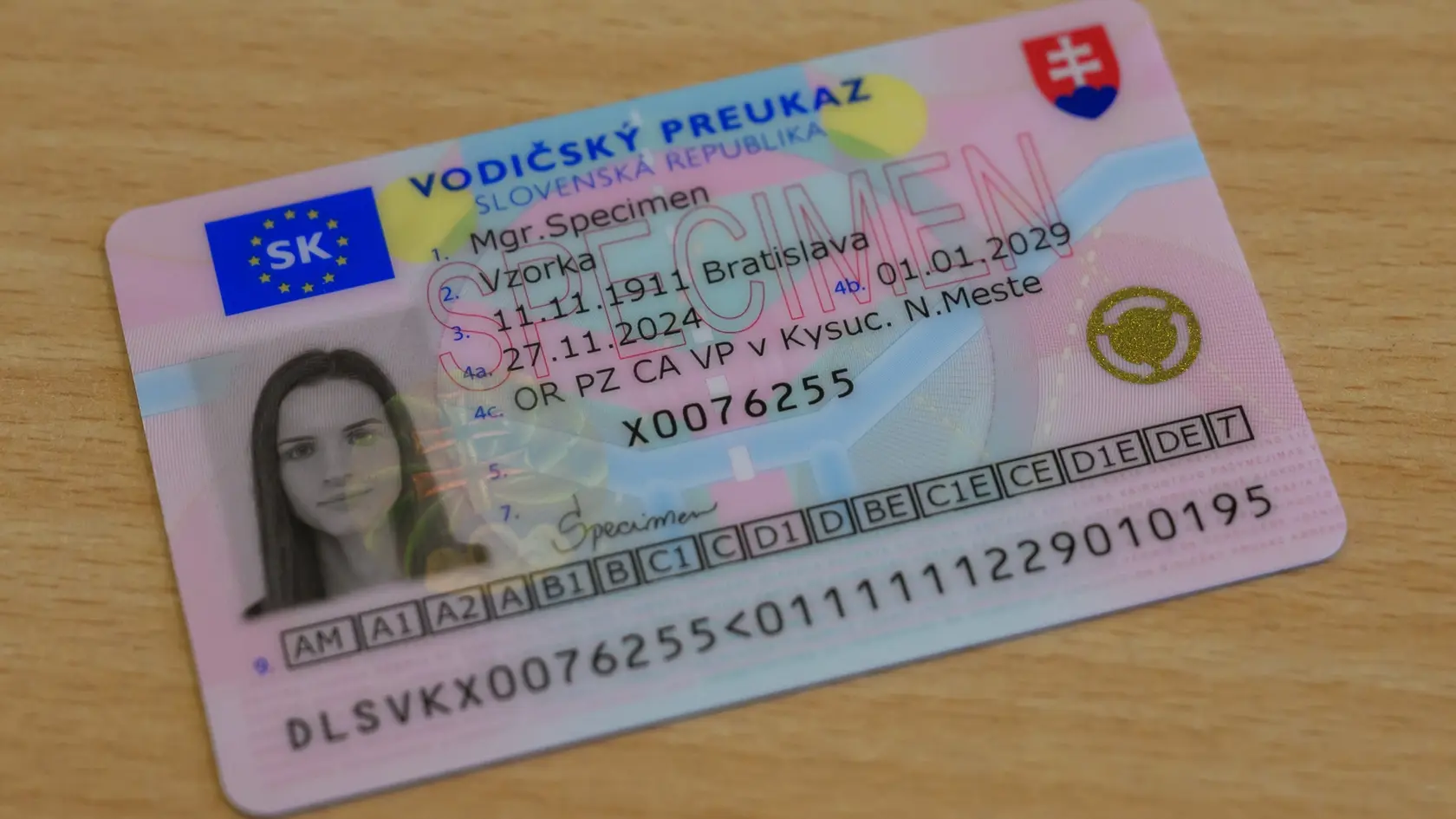 Na snímke vodičský preukaz (predná strana) počas tlačovej konferencie Ministerstva vnútra SR na tému: Vydávame nové občianske preukazy a k novému dizajnu dokladov v Bratislave 17. decembra 2024. FOTO TASR - Jaroslav Novák