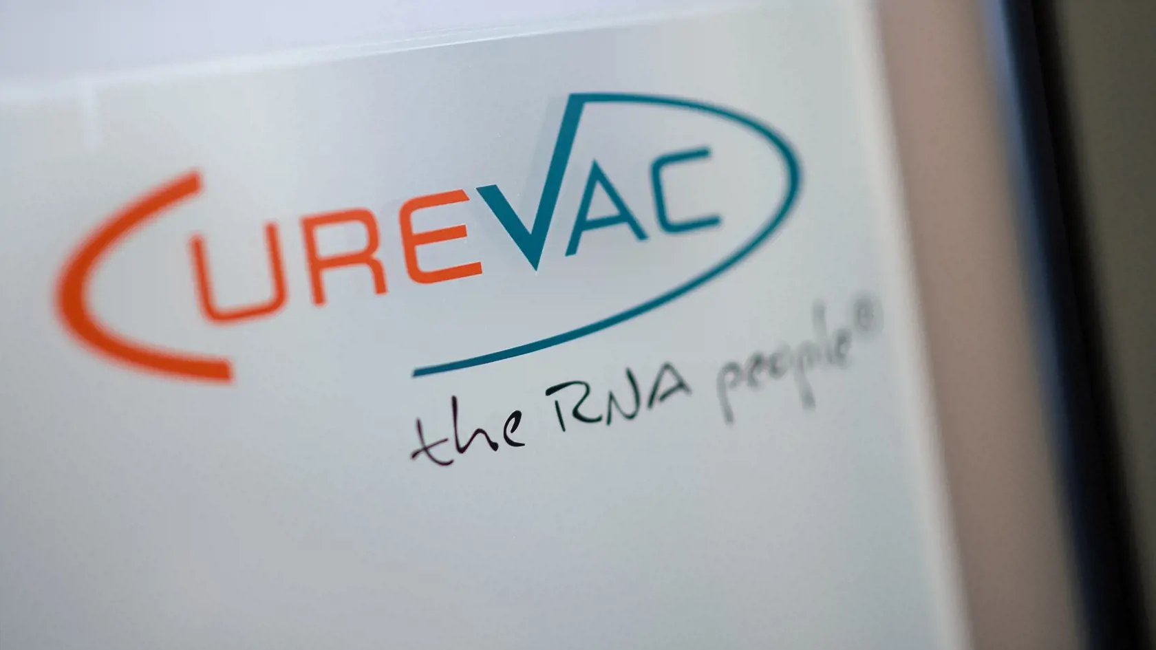 WA 15 archív Tübingen - Na archívnej snímke z 24. februára 2020 sú logo nemeckej biofarmaceutickej výskumnej spoločnosti CureVac a nápis RNA ľudia vedľa vchodu spoločnosti v nemeckom meste Tübingen. Európska komisia (EK) v utorok oznámila, že poskytla nemeckej biofarmaceutickej výskumnej spoločnosti CureVac finančnú podporu vo výške 80 miliónov eur na rozšírenie vývoja a výroby vakcíny proti novému typu koronavírusu. Spoločnosť CureVac so sídlom v Tübingene v Nemecku je vysoko inovatívna vývojov