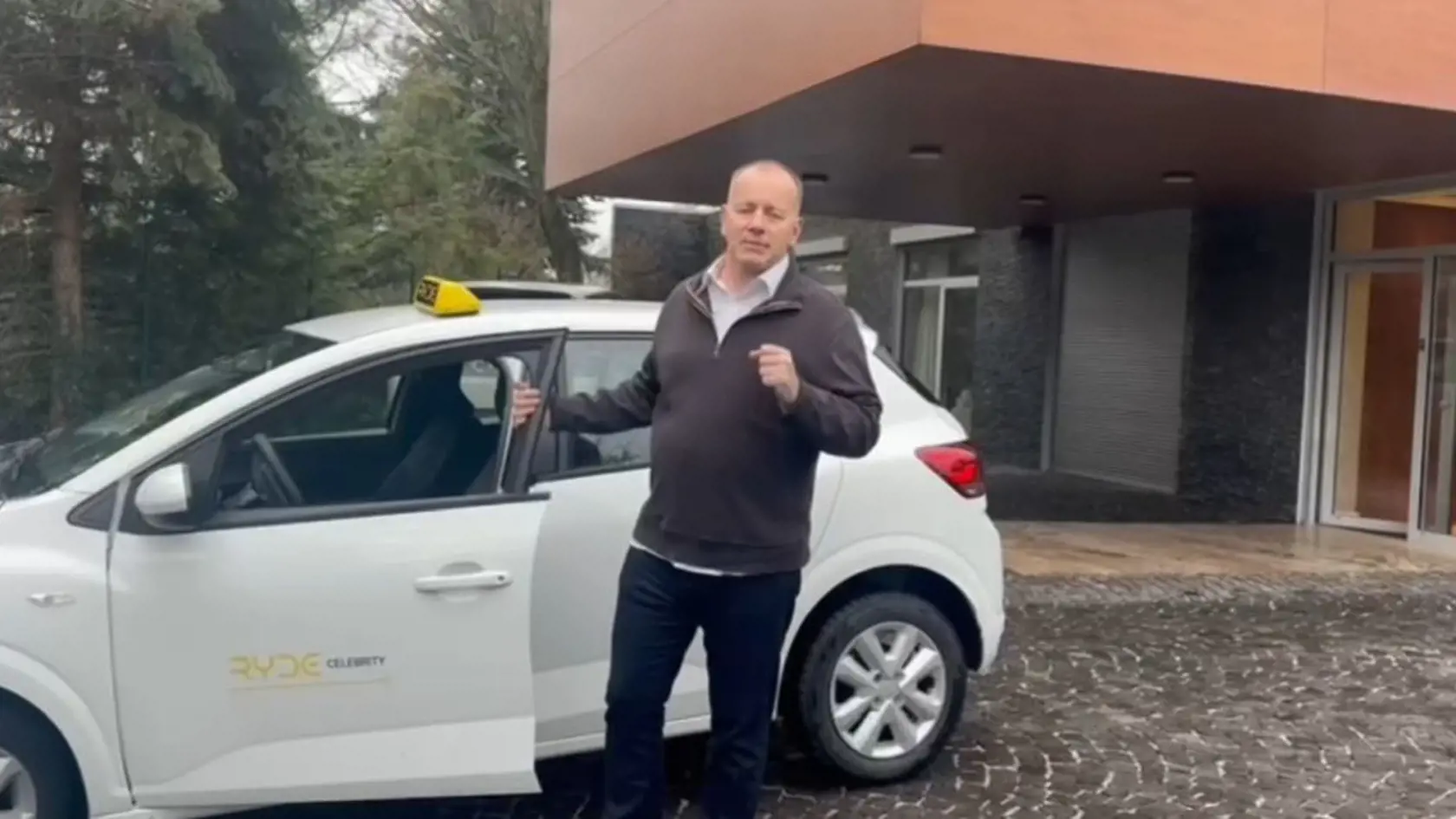 Kollár si vyskúša povolanie taxikára. 
