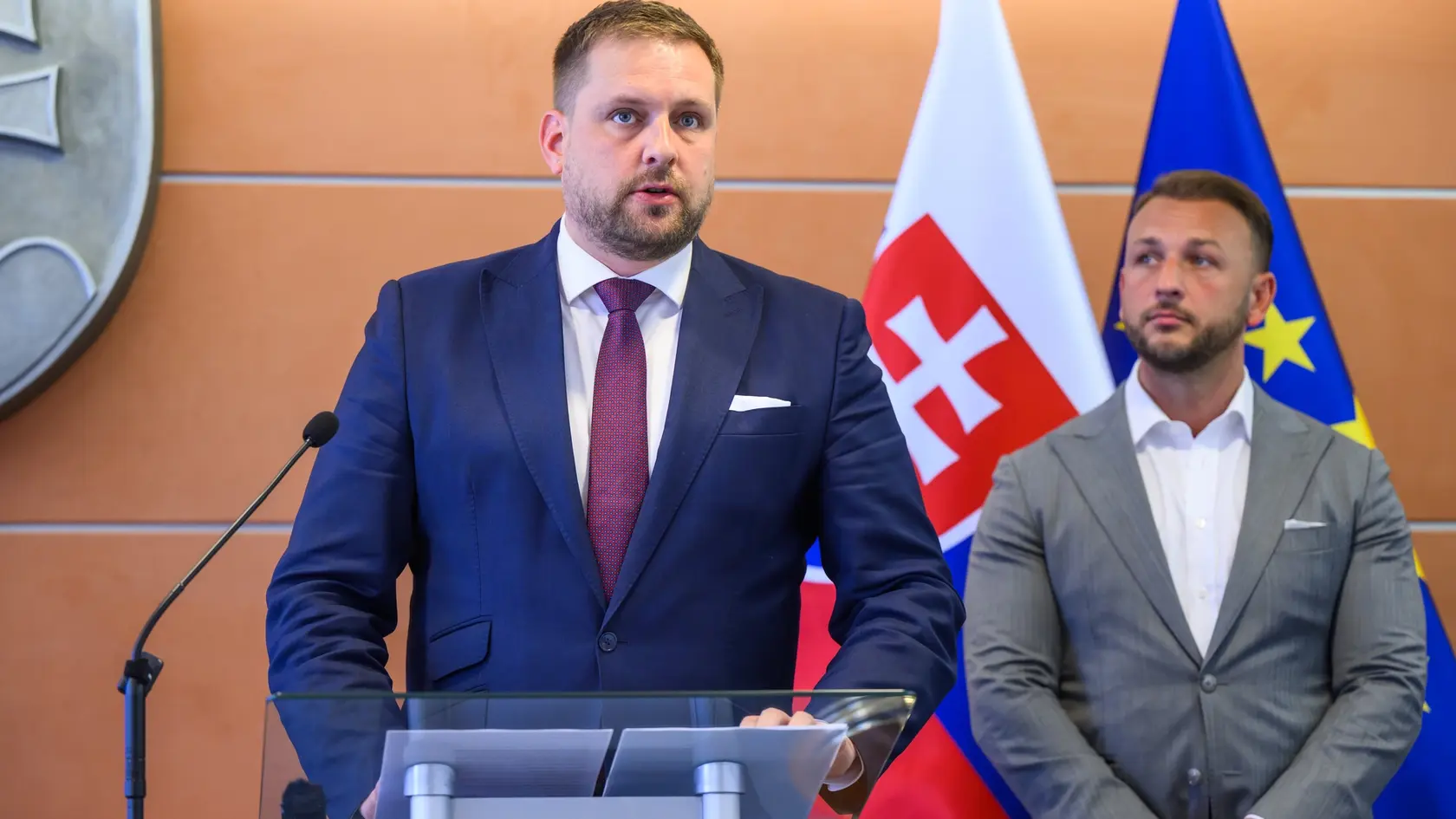 Na snímke zľava minister zdravotníctva SR Kamil Šaško (Hlas-SD) a minister vnútra SR Matúš Šutaj Eštok (Hlas-SD) počas tlačovej konferencie na tému Drogám hovoríme nekompromisné nie. V Bratislave 12. mája 2025. FOTO TASR - Jaroslav Novák