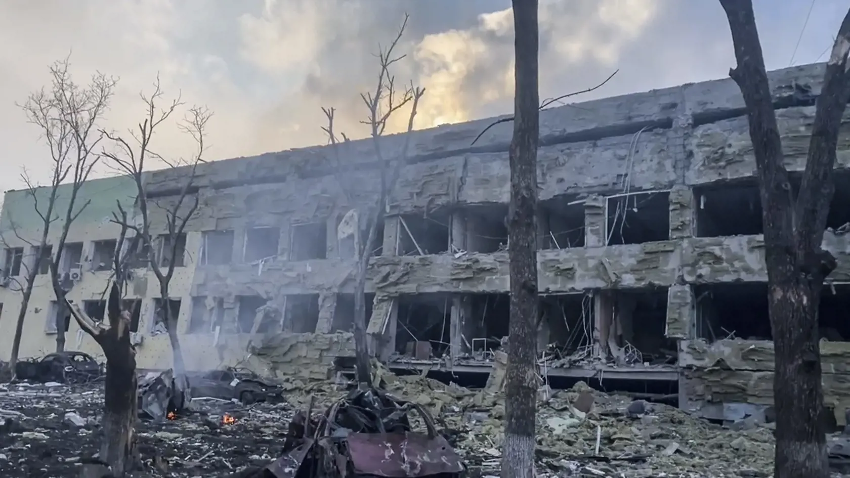 Práve počas dňa, kedy mal v prístavnom meste Mariupoľ zavládnuť dohodnutý mier, počas ktorého civilisti plánovali ujsť do bezpečia, Rusko zhodilo údajne až tonovú bombu, ktoré zdevastovala miestnu detskú nemocnicu aj s pôrodnicou a zanechala po sebe dve poschodia hlboký kráter.