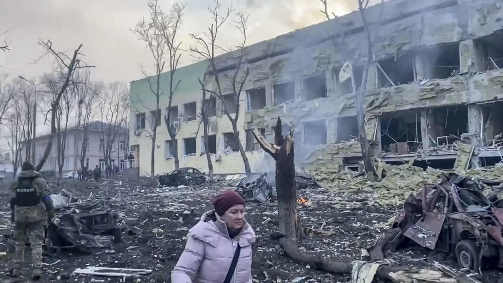 Práve počas dňa, kedy mal v prístavnom meste Mariupoľ zavládnuť dohodnutý mier, počas ktorého civilisti plánovali ujsť do bezpečia, Rusko zhodilo údajne až tonovú bombu, ktoré zdevastovala miestnu detskú nemocnicu aj s pôrodnicou a zanechala po sebe dve poschodia hlboký kráter.
