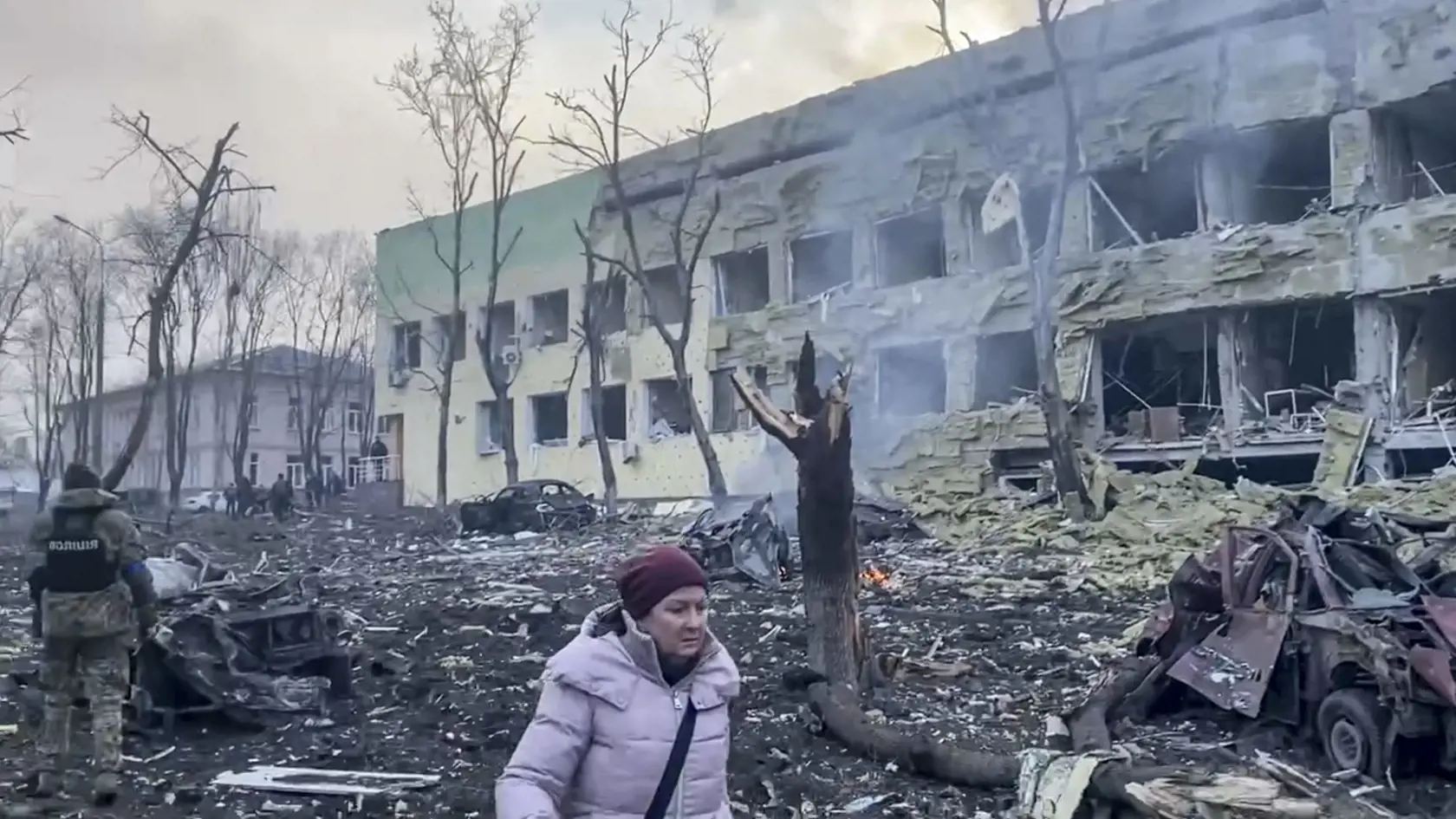 KK27 Mariupol - Na videosnímke budova nemocnice po ostreľovaní v Mariupole počas štrnásteho dňa ruskej invázie na Ukrajine v stredu 9. marca 2022.