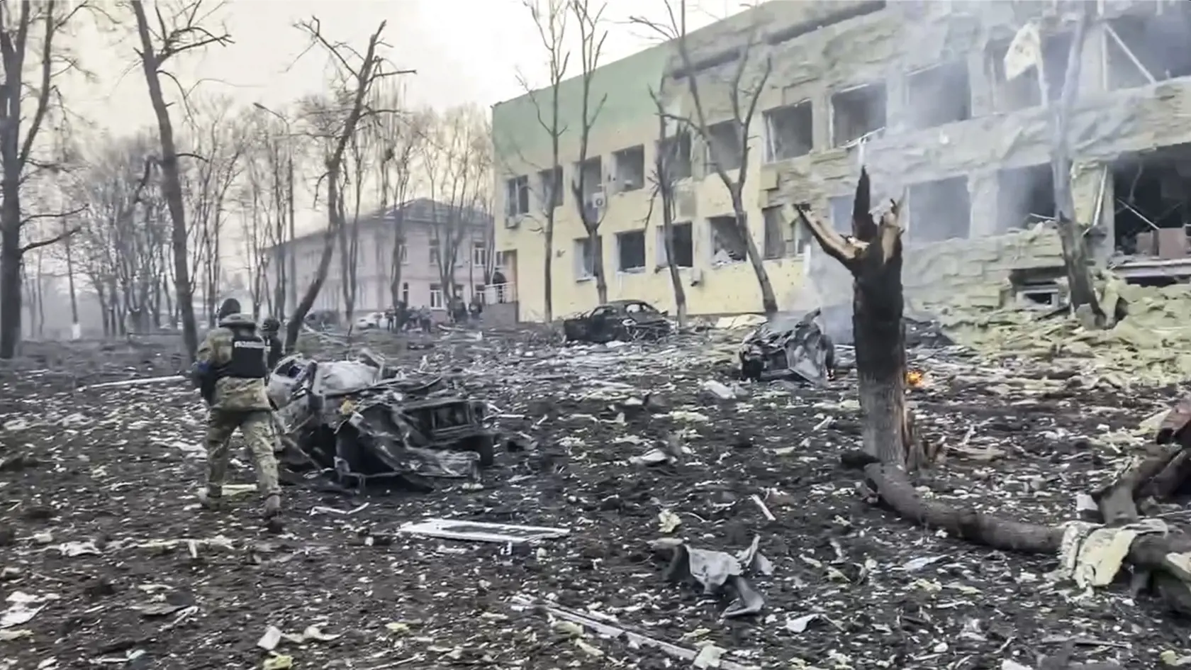 Práve počas dňa, kedy mal v prístavnom meste Mariupoľ zavládnuť dohodnutý mier, počas ktorého civilisti plánovali ujsť do bezpečia, Rusko zhodilo údajne až tonovú bombu, ktoré zdevastovala miestnu detskú nemocnicu aj s pôrodnicou a zanechala po sebe dve poschodia hlboký kráter.