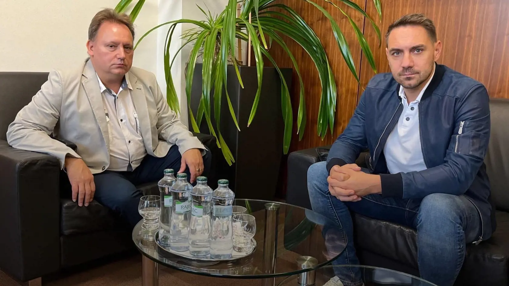 Na zábere s politikom je Peter Kónya rektor Prešovskej univerzity.