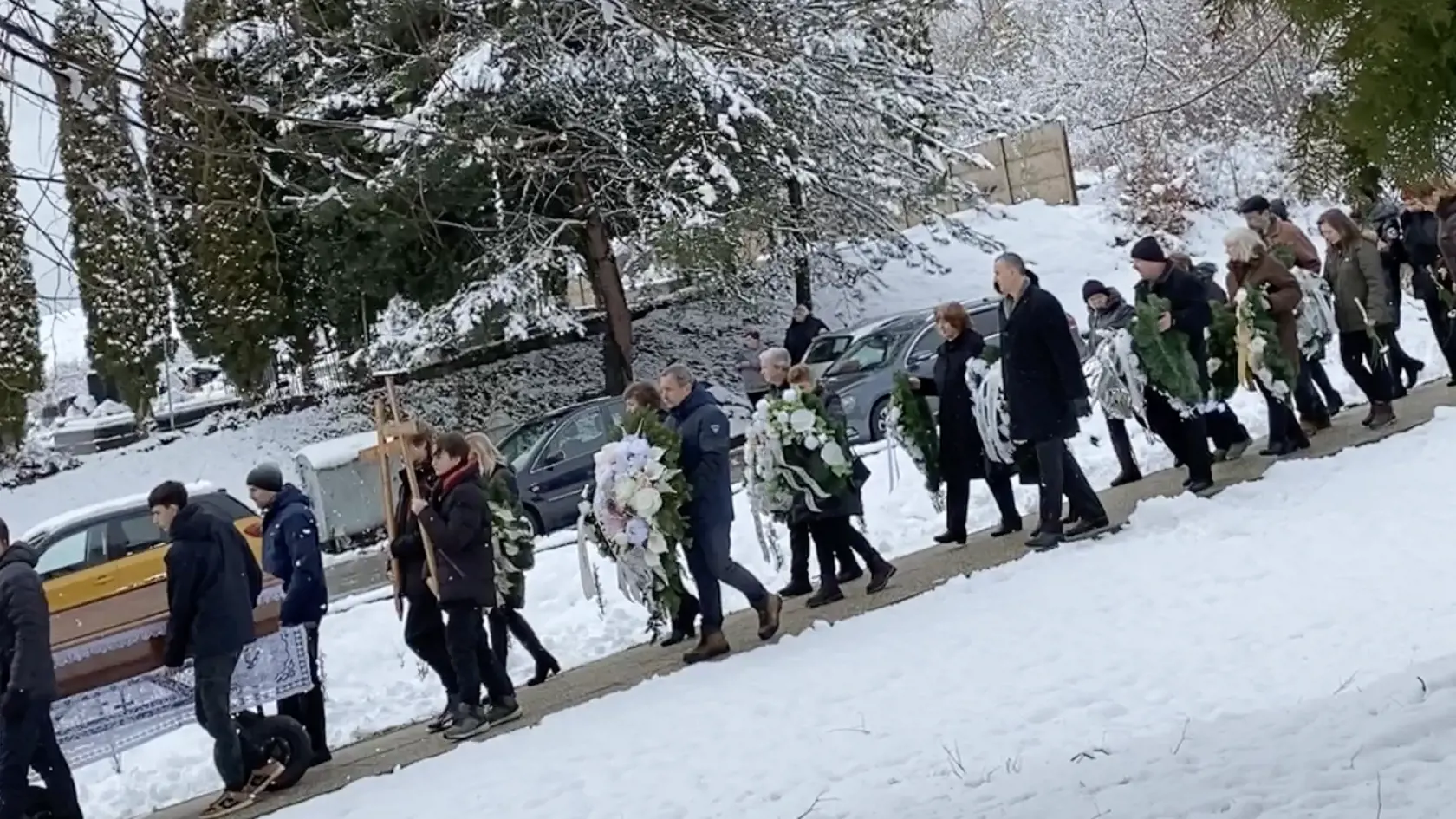 Príbuzní kráčali v smútočnom sprievode za truhlami. Po omši v pravoslávnom kostole sa presunuli do Domu smútku a odtiaľ šli na cinntorín.
