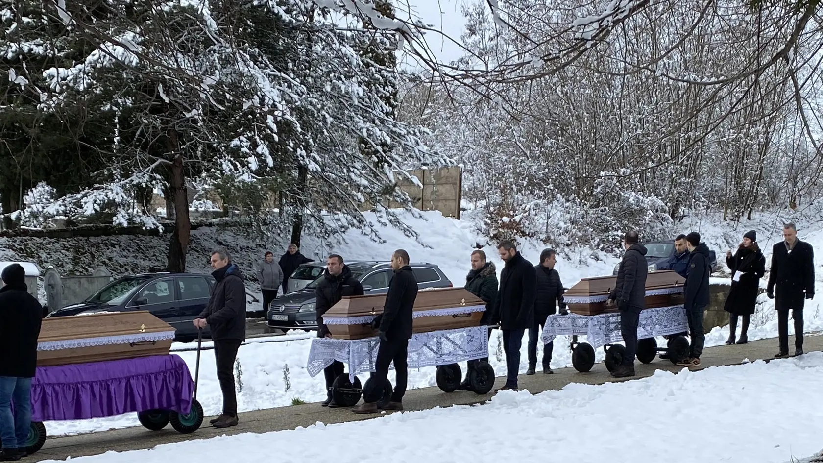 Trojnásobný pohreb troch zavraždených obetí. Eriku pochovával kňaz, s ktorým sa kamarátila od mladosti a krstil jej deti.