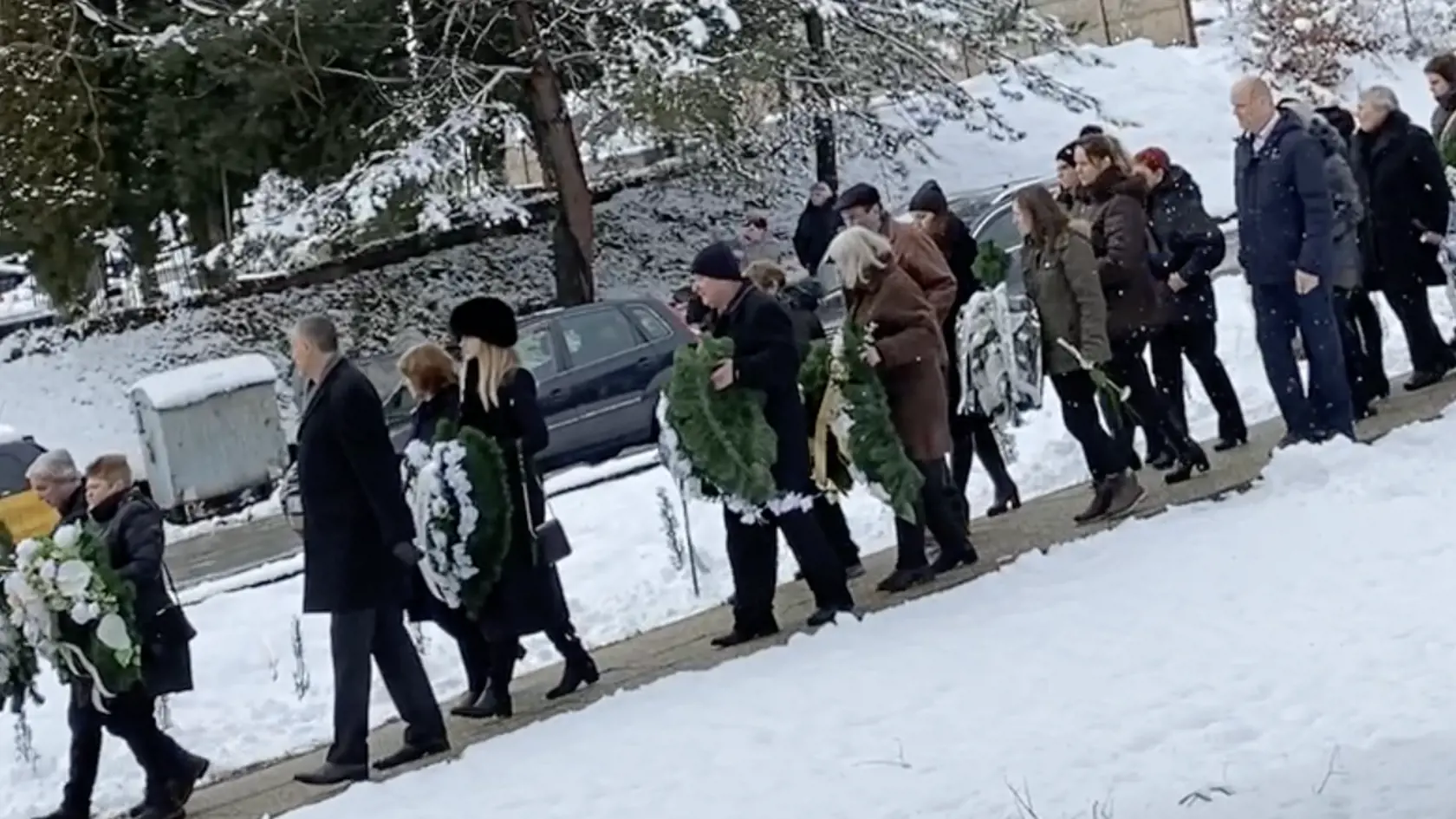 Príbuzní kráčali v smútočnom sprievode za truhlami.