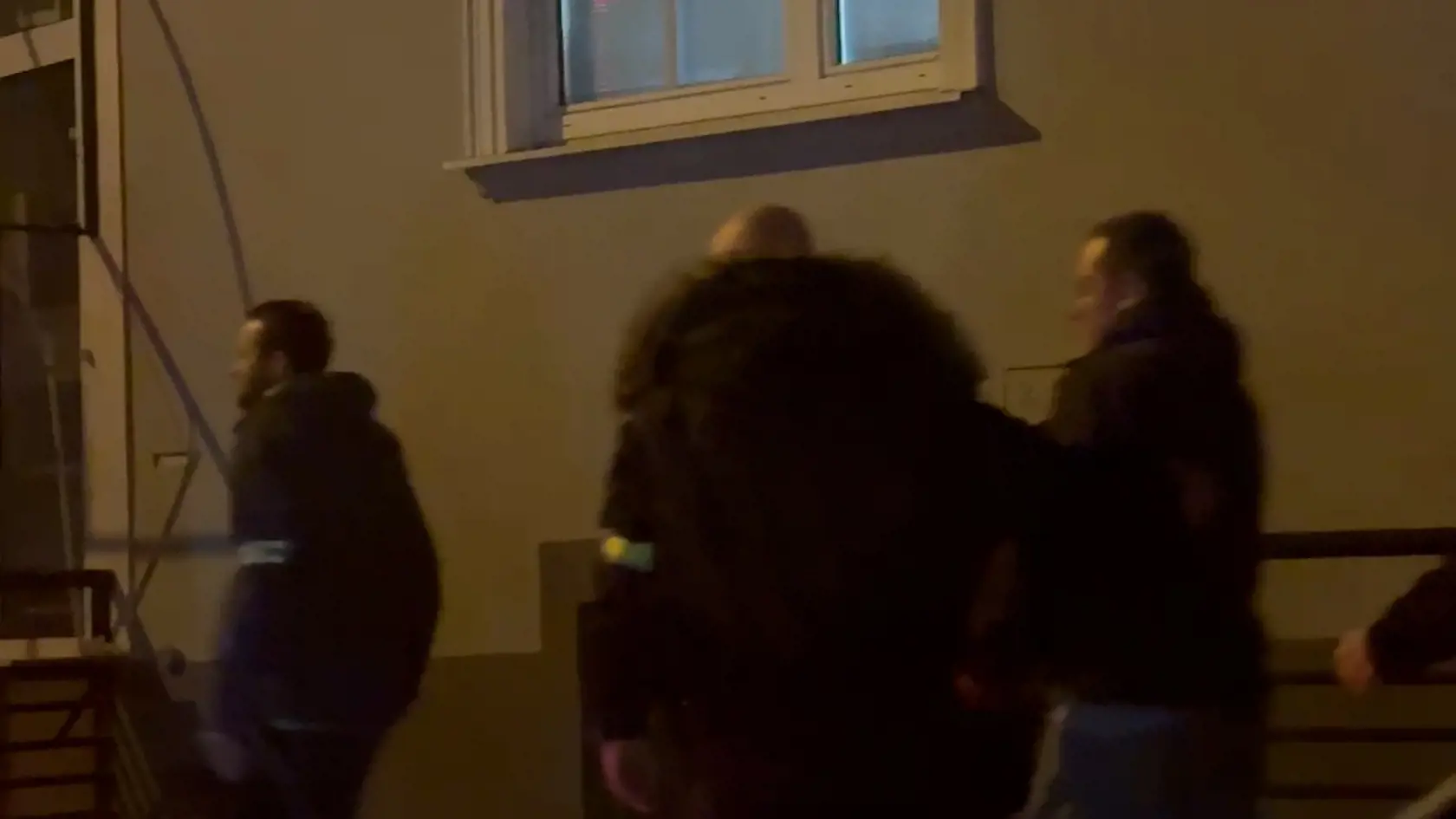 V ten istý deň potom ako ho zadržali policajti, prišiel v putách. Spoločnosť mu robili kukláči, ktorí z neho nespustili ani na chvíľku oči a vyšetrovatelia.