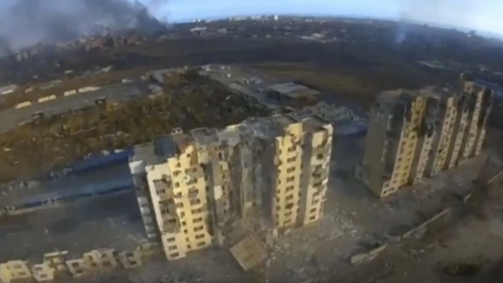 WA 23 Mariupol - Na leteckom videozábere ukrajinského pluku Azov sú zničené výškové budovy v prístavnom meste Mariupol počas 19. dňa ruskej invázie na Ukrajinu v pondelok 14. marca 2022. FOTO TASR/AP