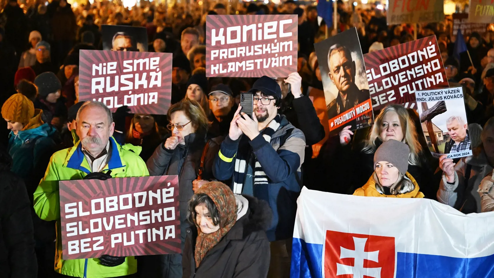 Na snímke účastníci protestu Slovensko je Európa v  Košiciach v piatok 10. januára 2025. V Bratislave, Košiciach, Banskej Bystrici, Poprade, Žiline a ďalších slovenských mestách sa v piatok konali protesty pod názvom Slovensko je Európa. Organizovalo ich občianske združenie Mier Ukrajine v reakcii na kroky vlády a predsedu vlády SR Roberta Fica (Smer-SD). FOTO TASR - František Iván