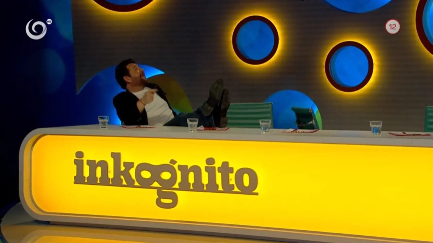 Michal si veselo vyložil nohy na stôl.