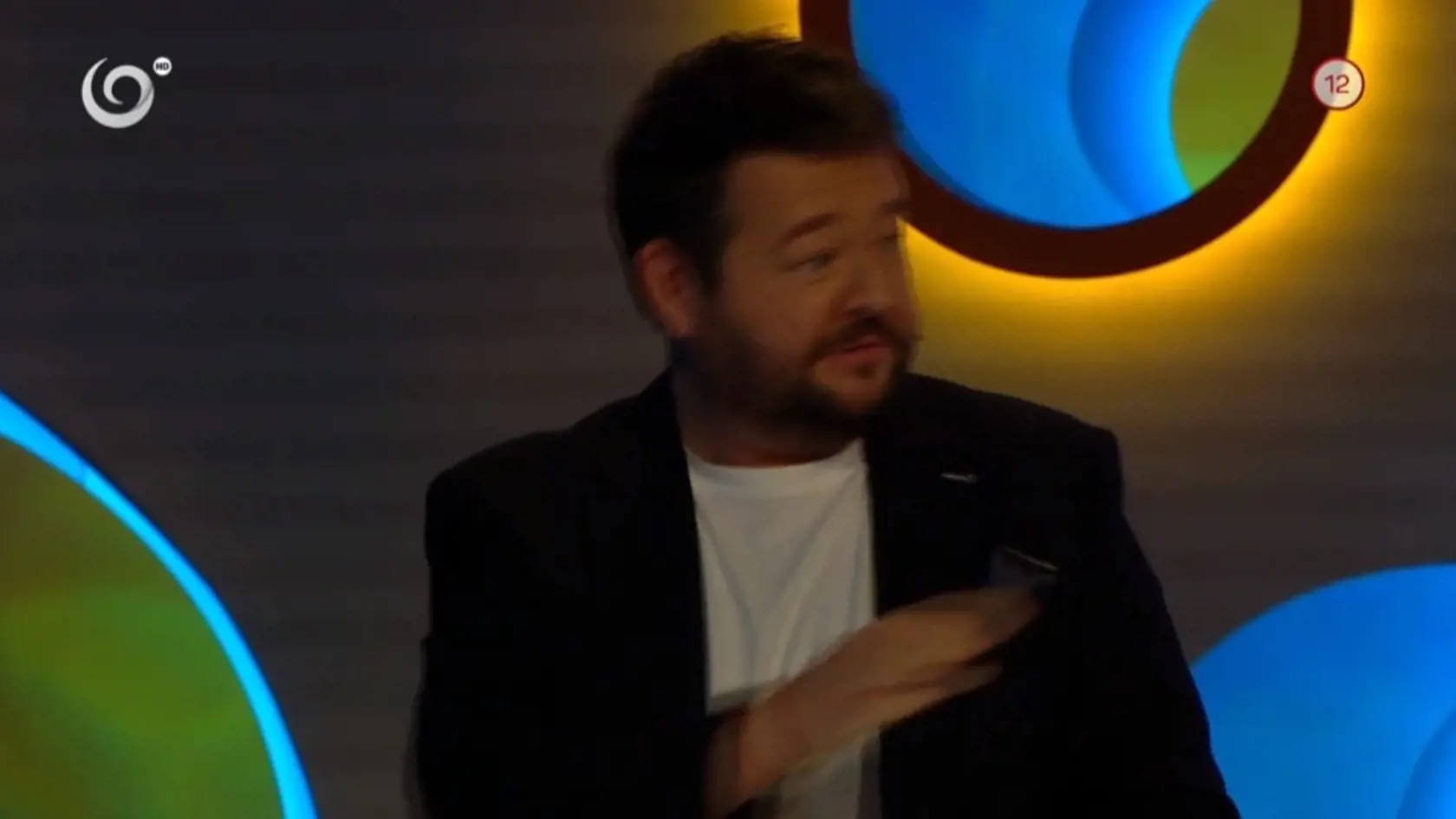 Michal ostal v štúdiu sám.
