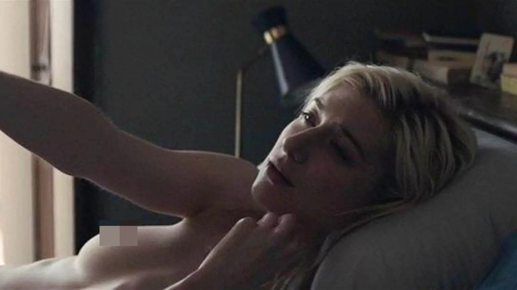 Elizabeth Debicki vo filme "The Burnt Orange Heresy".