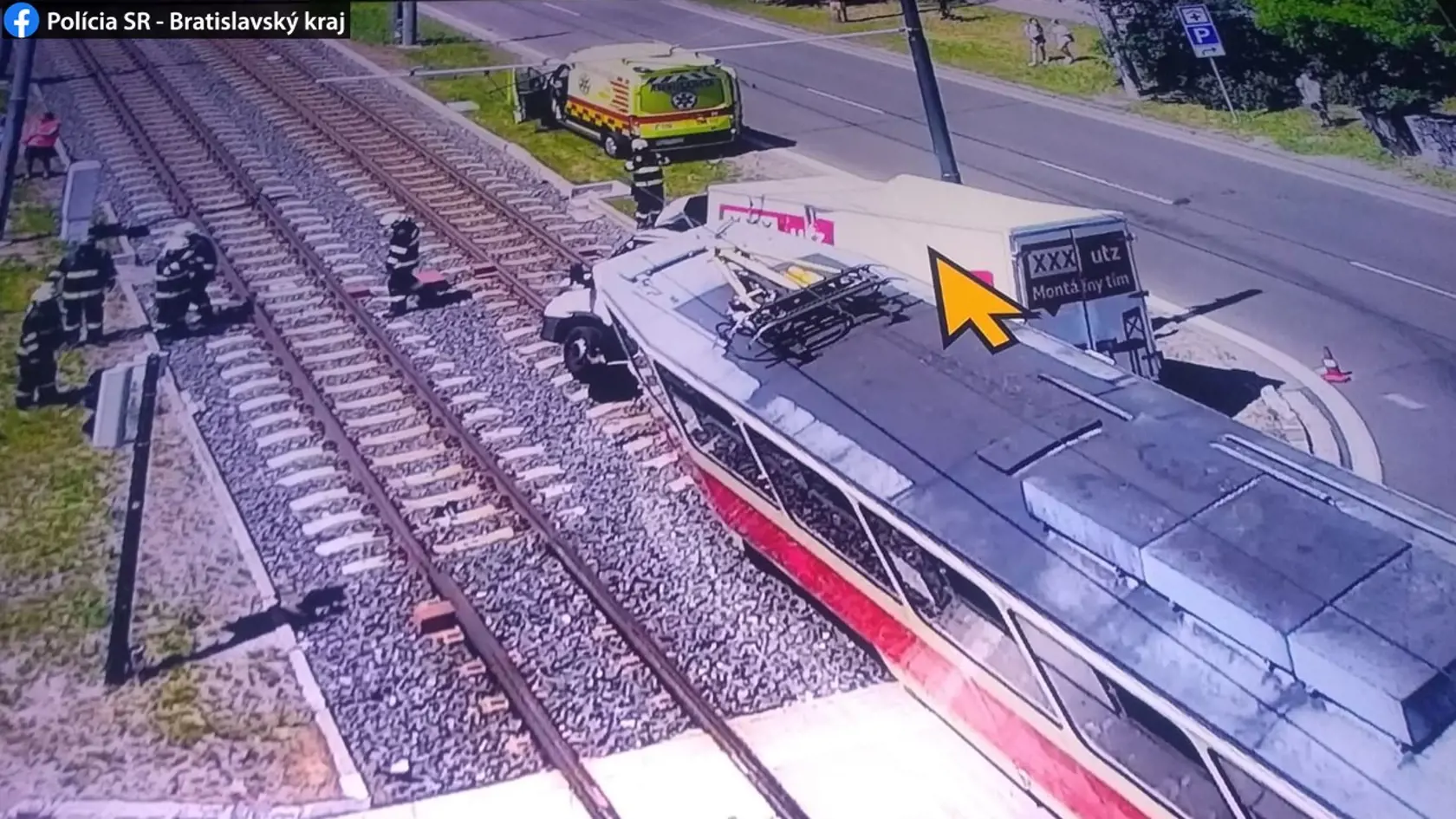 V Dúbravke sa zrazila električka s nákladným autom