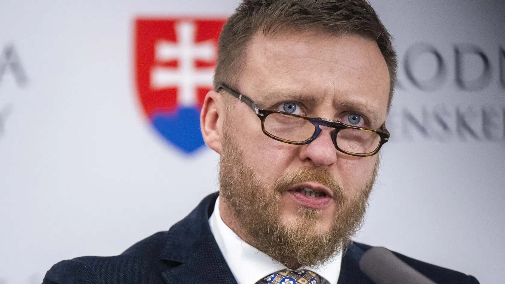 Na snímke splnomocnenec vlády pre prešetrenie pandémie Covid-19 Peter Kotlár (SNS) počas tlačovej konferencie na tému - Výsledky analýzy šarží vakcín používaných proti ochoreniu Covid-19 v slovenskej populácii 13. marca 2025 v Bratislave.