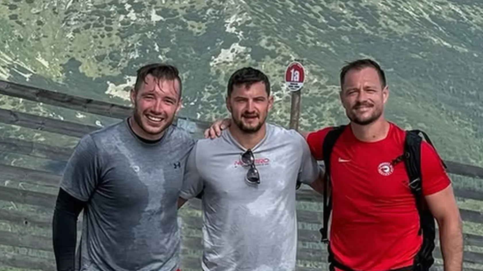 Slovenskí hokejisti v službách Třinca počas výstupu na Chopok - zľava Daňo, Hudáček a Dravecký.