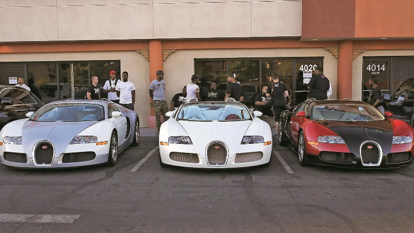 Autíčka: Floyd Mayweather v Las Vegas ukázal svoje autá vrátane troch kusov Bugatti Veyron, každý stojí okolo 2 miliónov dolárov.