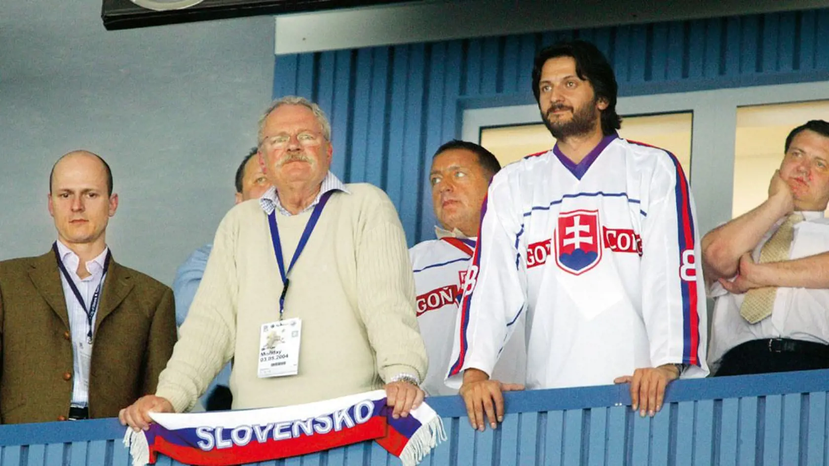 Flašík na hokejovom zápase s Ivanom Gašparovičom, jeho synom (vľavo), Robertom Kaliňákom a Dáriusom Rusnákom, šéfom oddelenia pre styk s verejnosťou v Kancelárii Prezidenta SR.