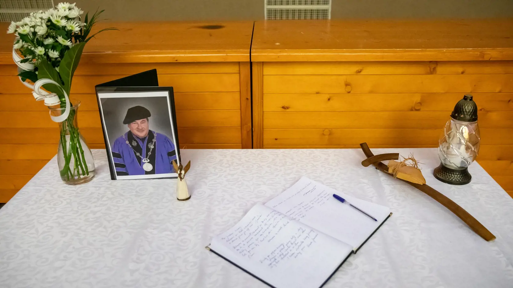 Na Vysokej škole zdravotníctva a sociálnej práce sv.Alžbety, bola vystavená kondolenčná kniha kde sa mohli ľudia rozlúčiť s profesorom V.Rečmérym.