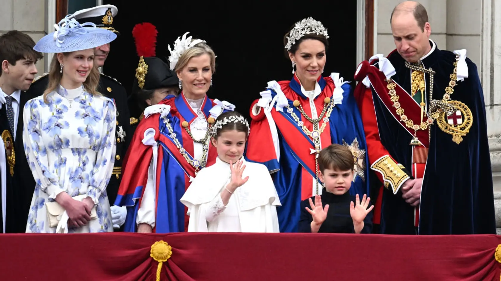 Princ Louis predviedol počas korunovácie plejádu grimás.