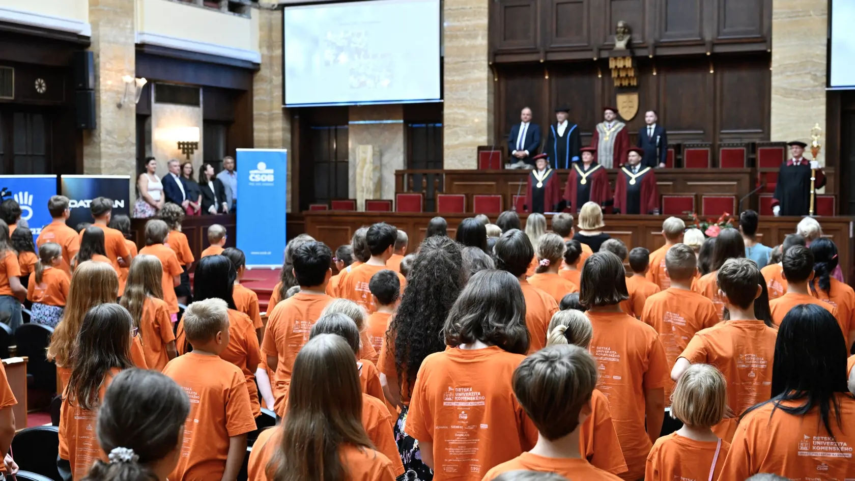 Na snímke absolventi počas slávnostného aktu promócie študentov Detskej Univerzity Komenského (DUK) spojenej s udeľovaním diplomov 21. augusta 2024 v Bratislave. FOTO TASR - Pavel Neubauer