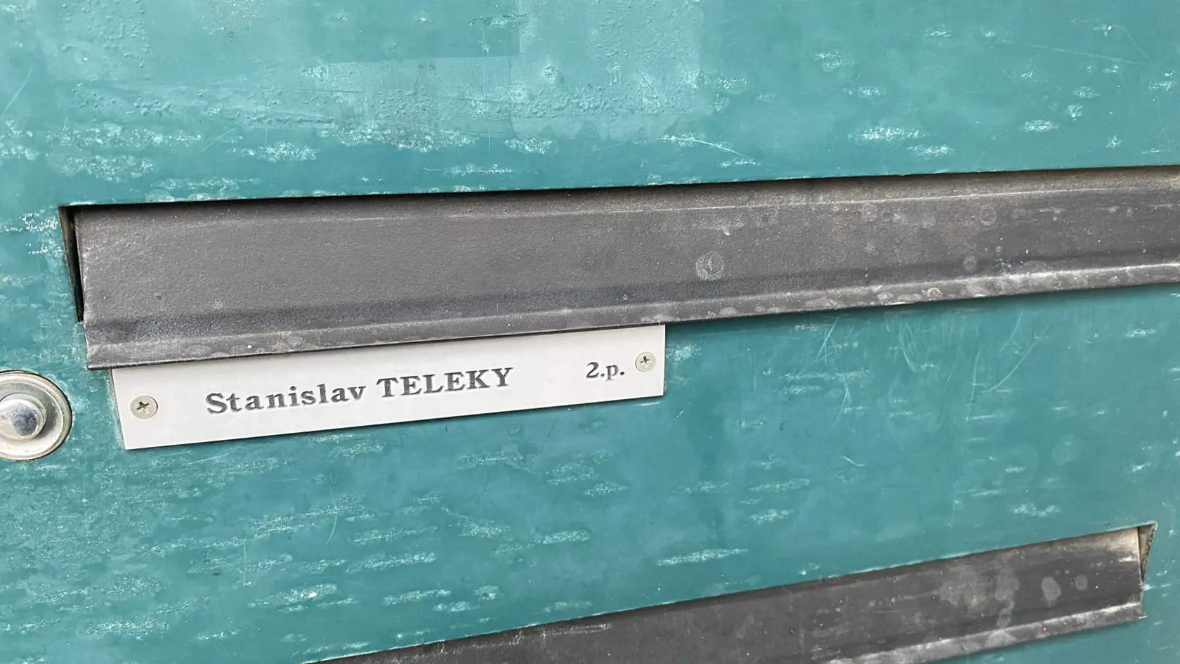 Menovku na schránkach stále nikto neodstránil.