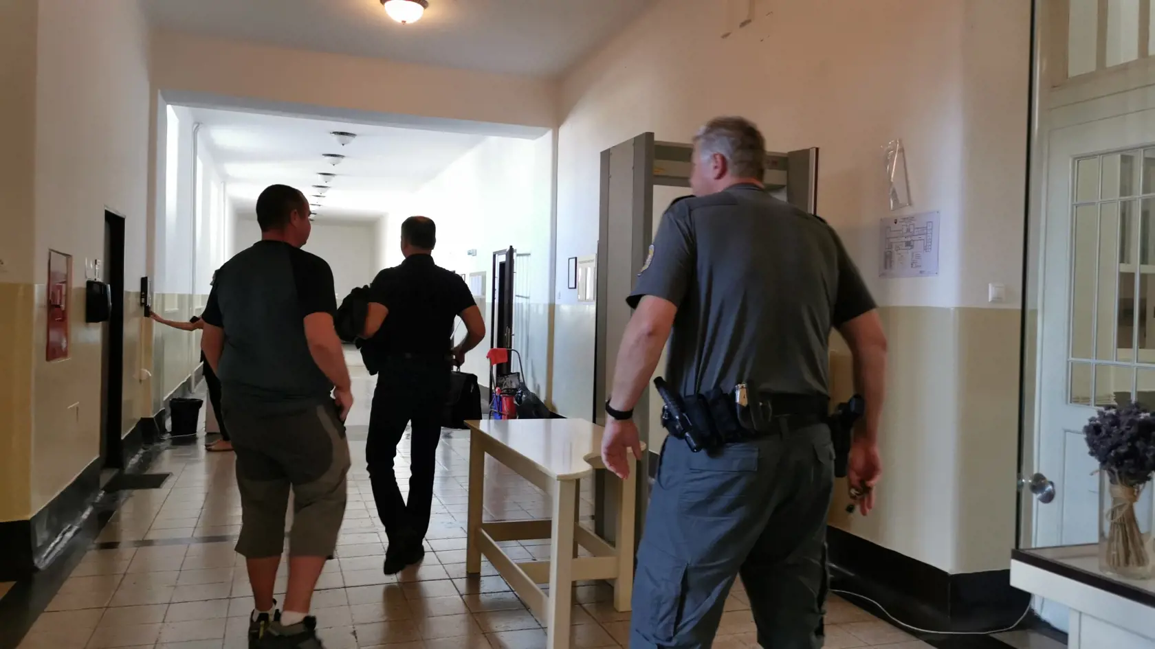 Andrej (vľavo) vytiahol proti štyrom chlapcom pištoľ.