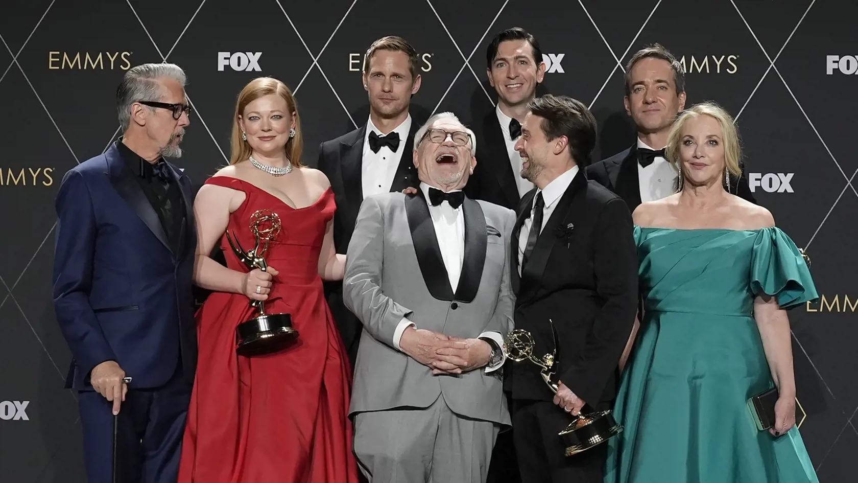 Zľava Alan Ruck, Sarah Snooková, Alexander Skarsgard, Brian Cox, Nicholas Braun, Kieran Culkin, Matthew Macfayden a J. Smithová-Cameronová pózujú s cenou Najlepší dramatický seriál (Succession) počas 75. ročníka odovzdávania amerických televíznych cien Emmy v americkom Los Angeles 16. januára 2024.