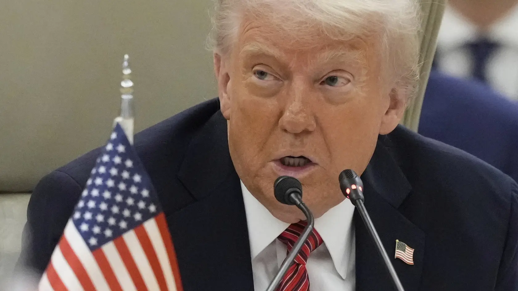 WA 30 Rijád - Americký prezident Donald Trump počas summitu lídrov krajín Rady pre spoluprácu v Perzskom zálive (GCC) v Rijáde v stredu 14. mája 2025. Trump v utorok dopoludnia v Saudskej Arábii začal svoje turné po krajinách Blízkeho východu. Okrem Saudskej Arábie Trump v stredu navštívi Katar a vo štvrtok Spojené arabské emiráty. FOTO TASR/AP


President Donald Trump speaks during the Gulf Cooperation Council (GCC) Summit in Riyadh, Saudi Arabia, Wednesday, May 14, 2025. (AP Photo/Alex Brandon)
